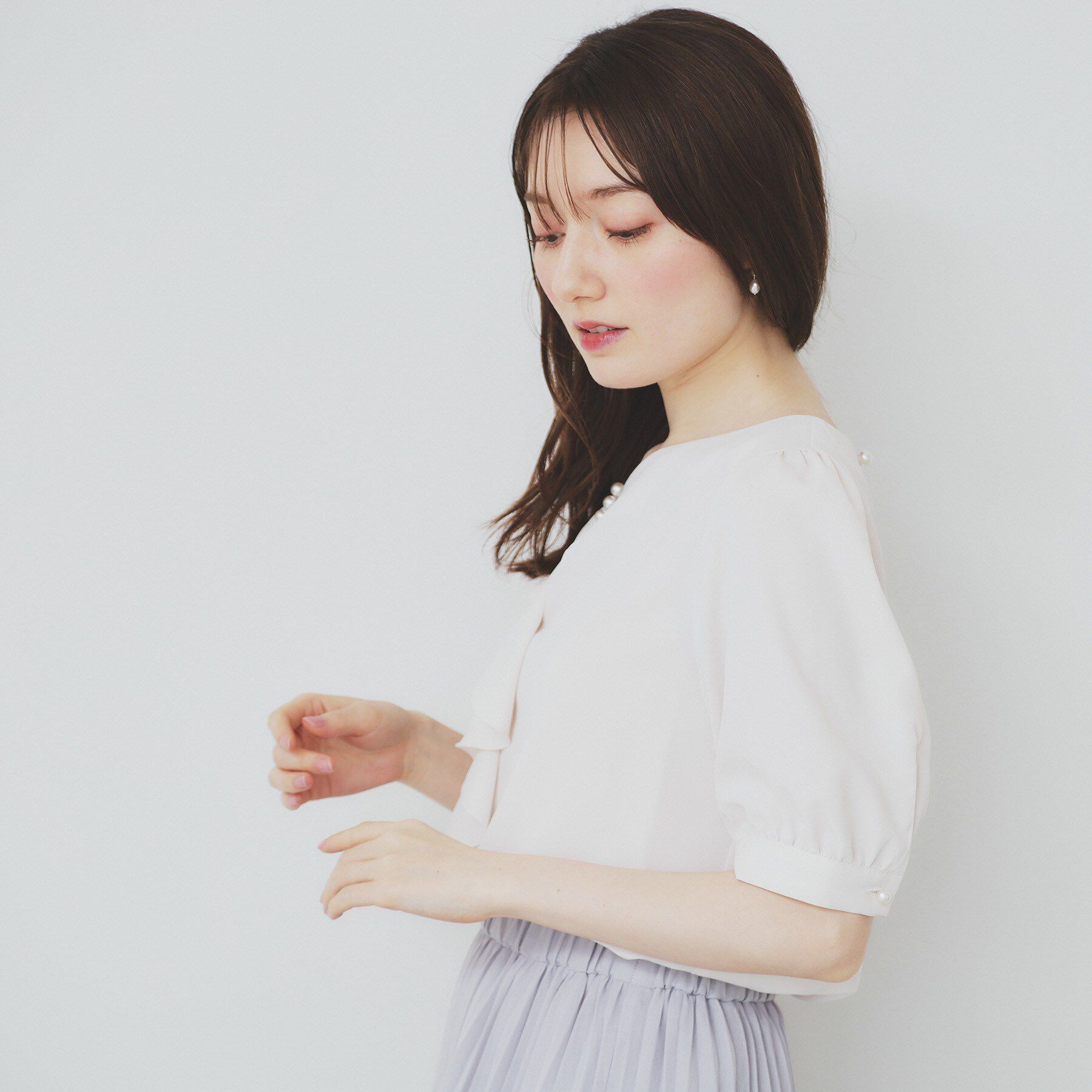 index「アシメフリルパール調ブラウス【洗濯機洗い可/イージーアイロン】」|シャツ・ブラウス|