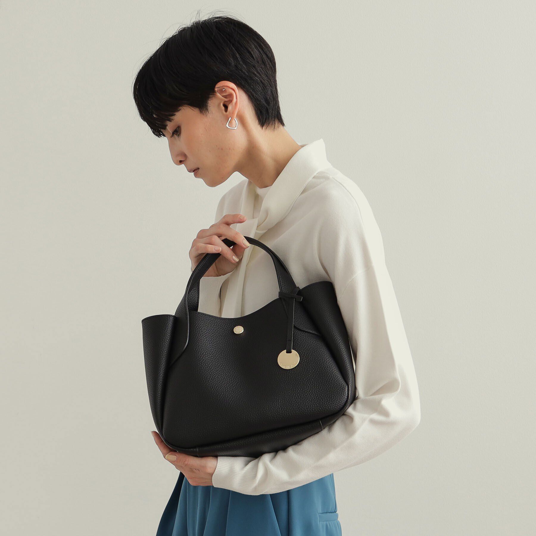 OPAQUE.CLIP「【軽量／2WAY】シュリンク合皮ラウンドフォルムミドルトートバッグ」|トートバッグ|