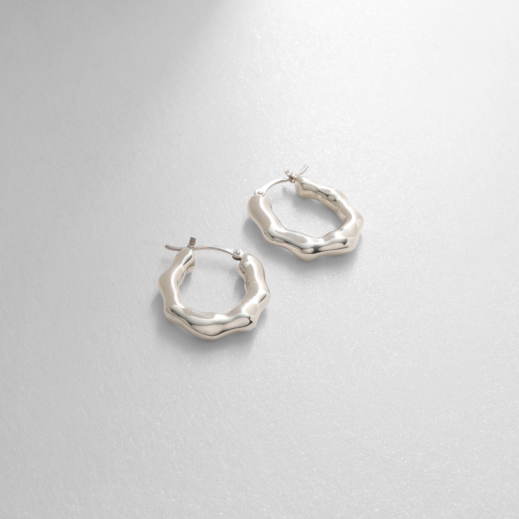COCOSHNIK ONKITSCH「シルバー ニュアンスピアス オーバルフープ」|ピアス|シルバー(600)