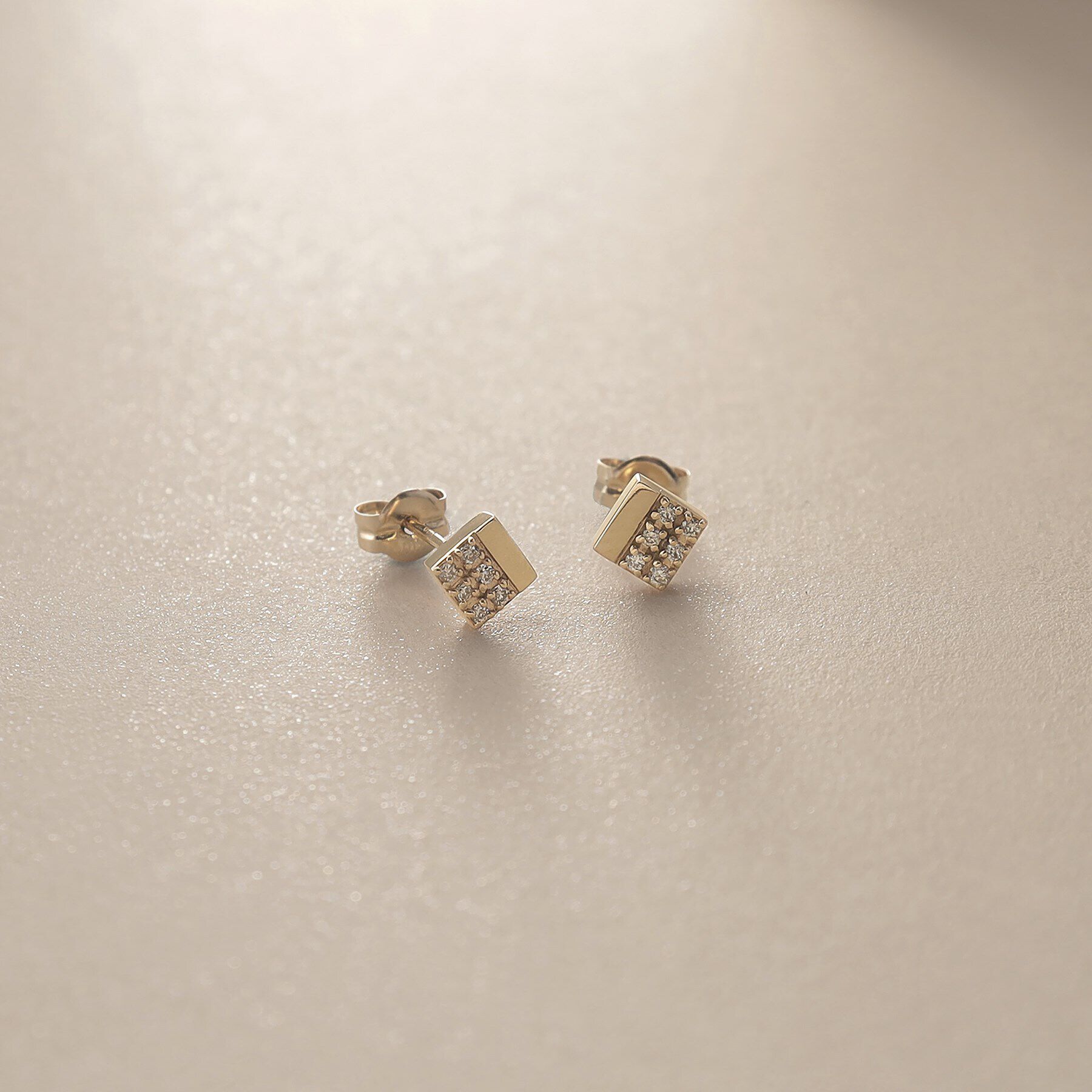 COCOSHNIK「K10ダイヤモンド ダイヤシェイプ スタッドピアス」|ピアス|