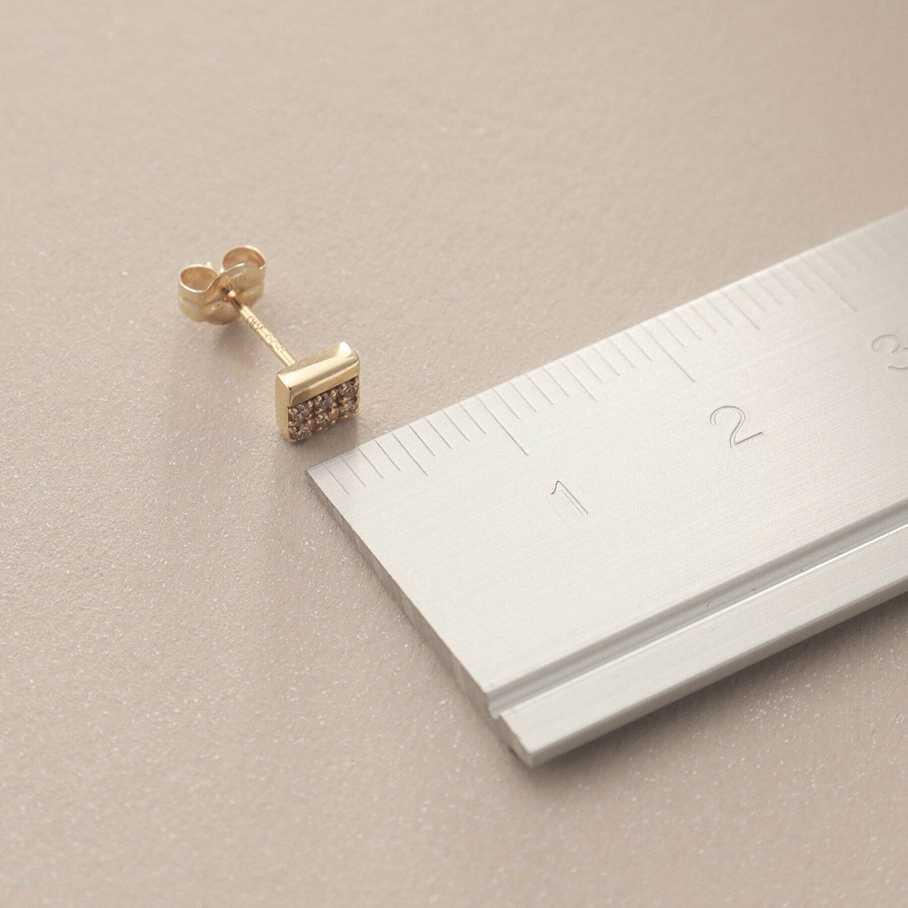 COCOSHNIK「K10ダイヤモンド ダイヤシェイプ スタッドピアス」|ピアス|