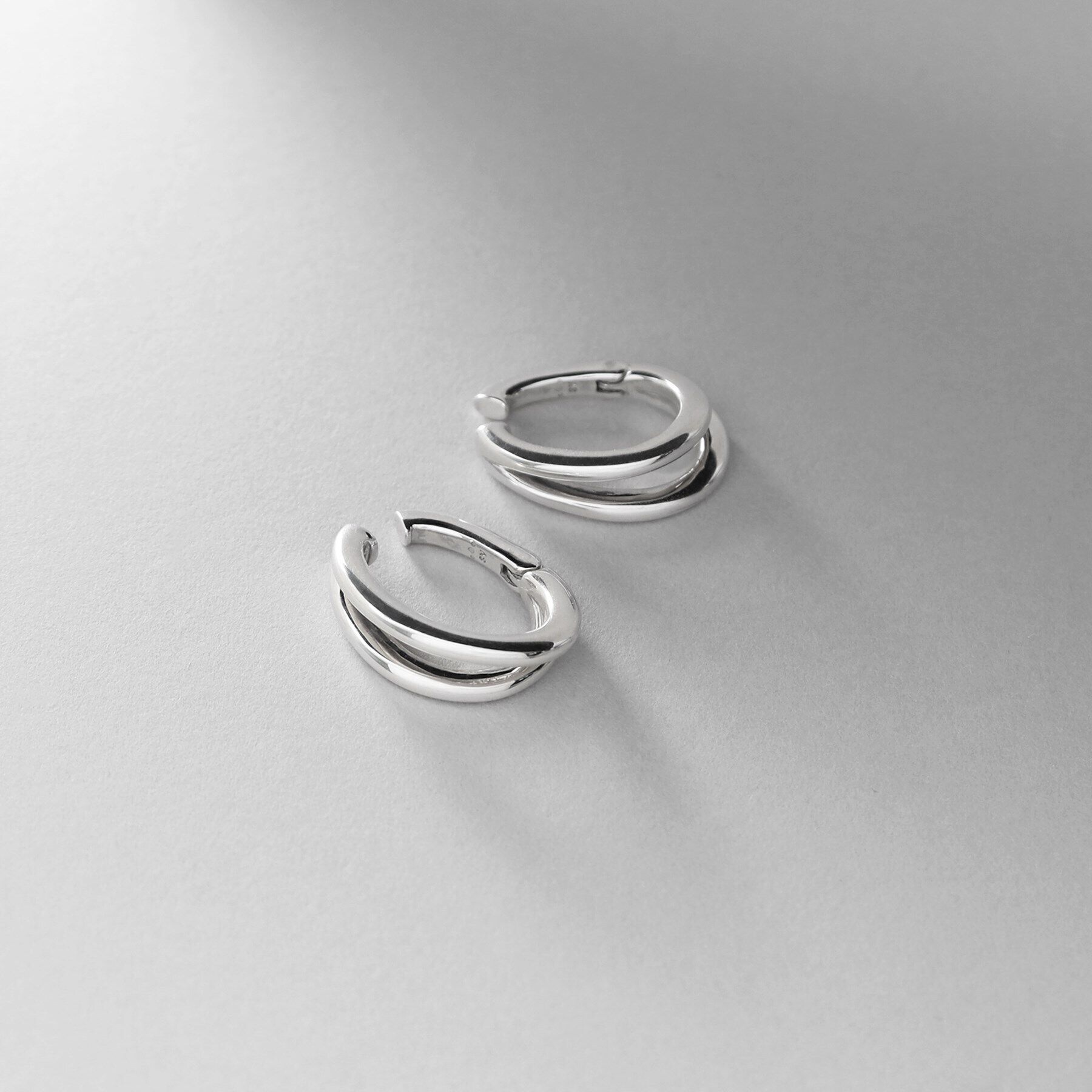 COCOSHNIK ONKITSCH「シルバー ハギーイヤリング ダブルフープ」|イヤリング|
