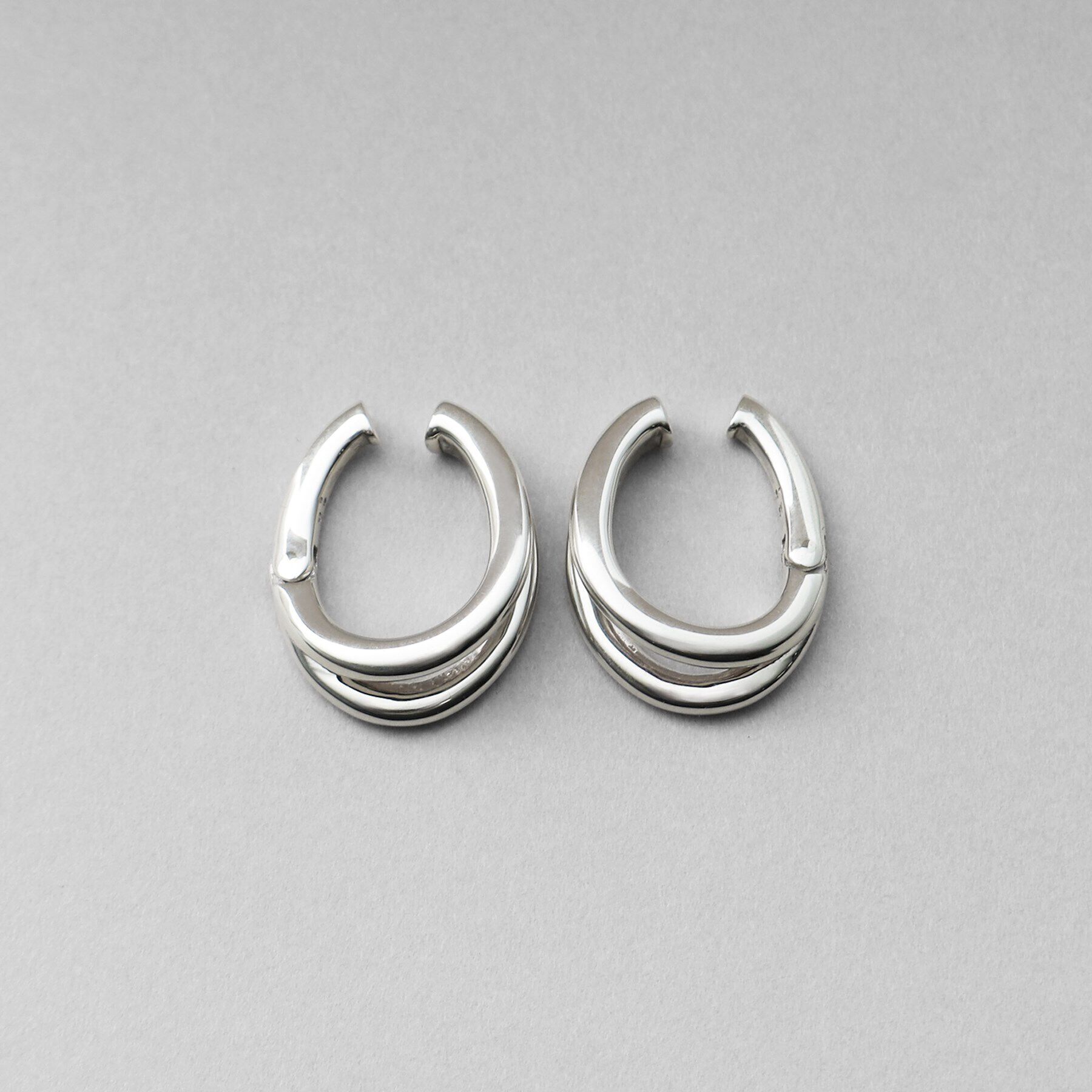COCOSHNIK ONKITSCH「シルバー ハギーイヤリング ダブルフープ」|イヤリング|