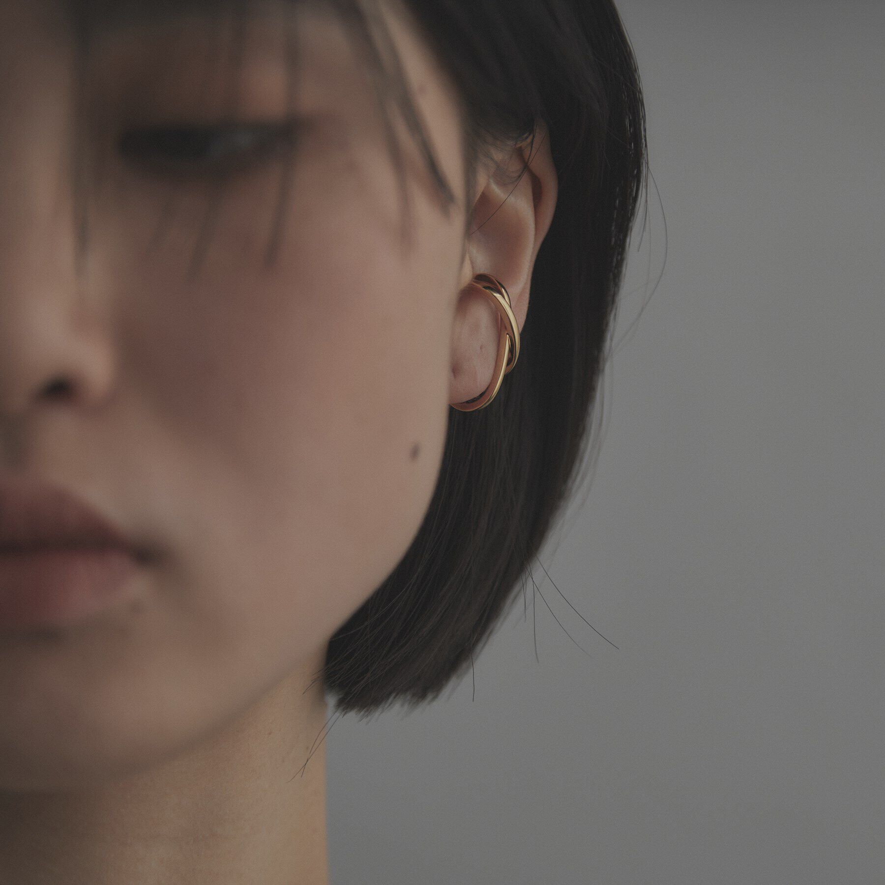 COCOSHNIK ONKITSCH「シルバー アシンメクロスイヤーカフ GP」|イヤリング|