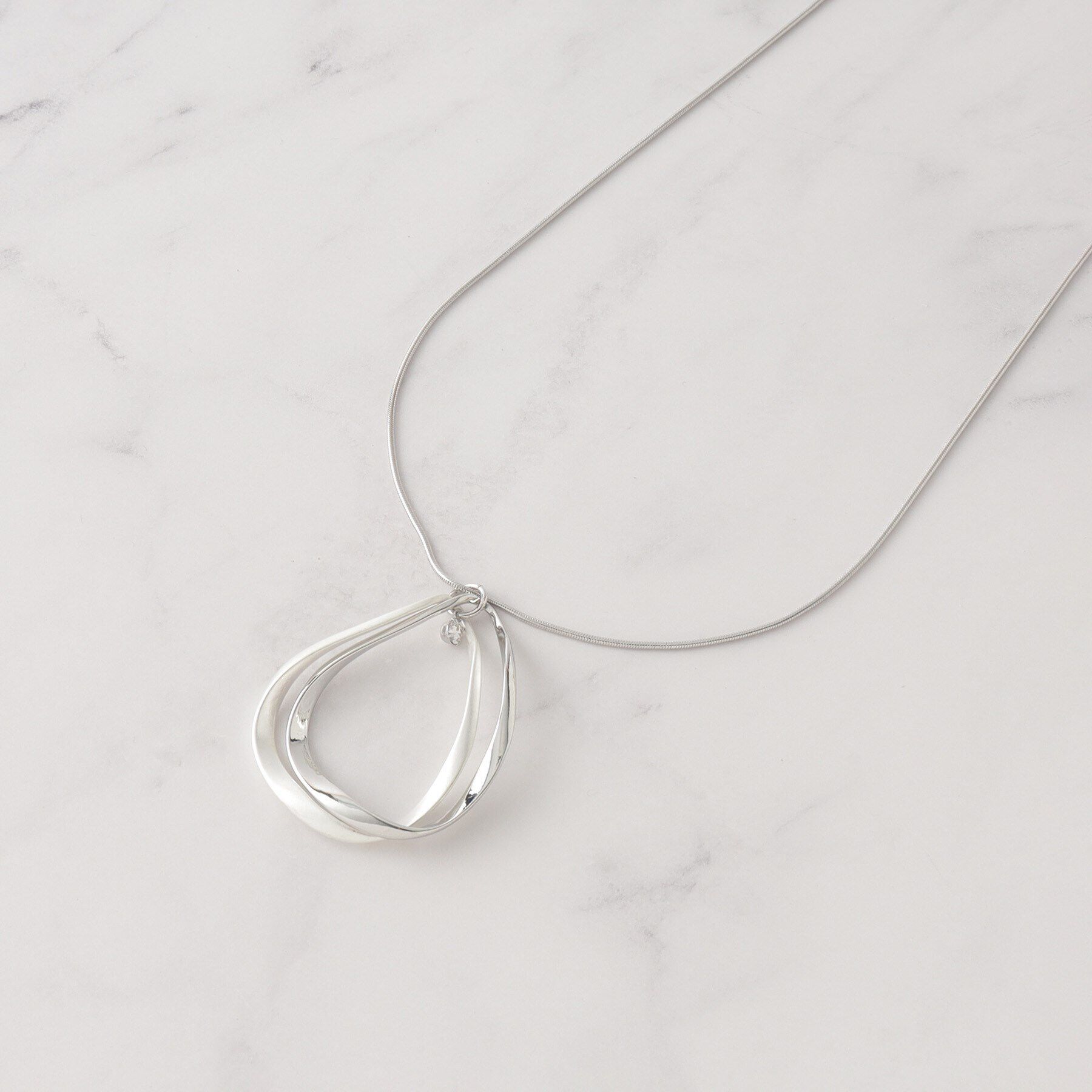 SHOO･LA･RUE「ウェーブオープンドロップネックレス」|ネックレス|シルバー(006)