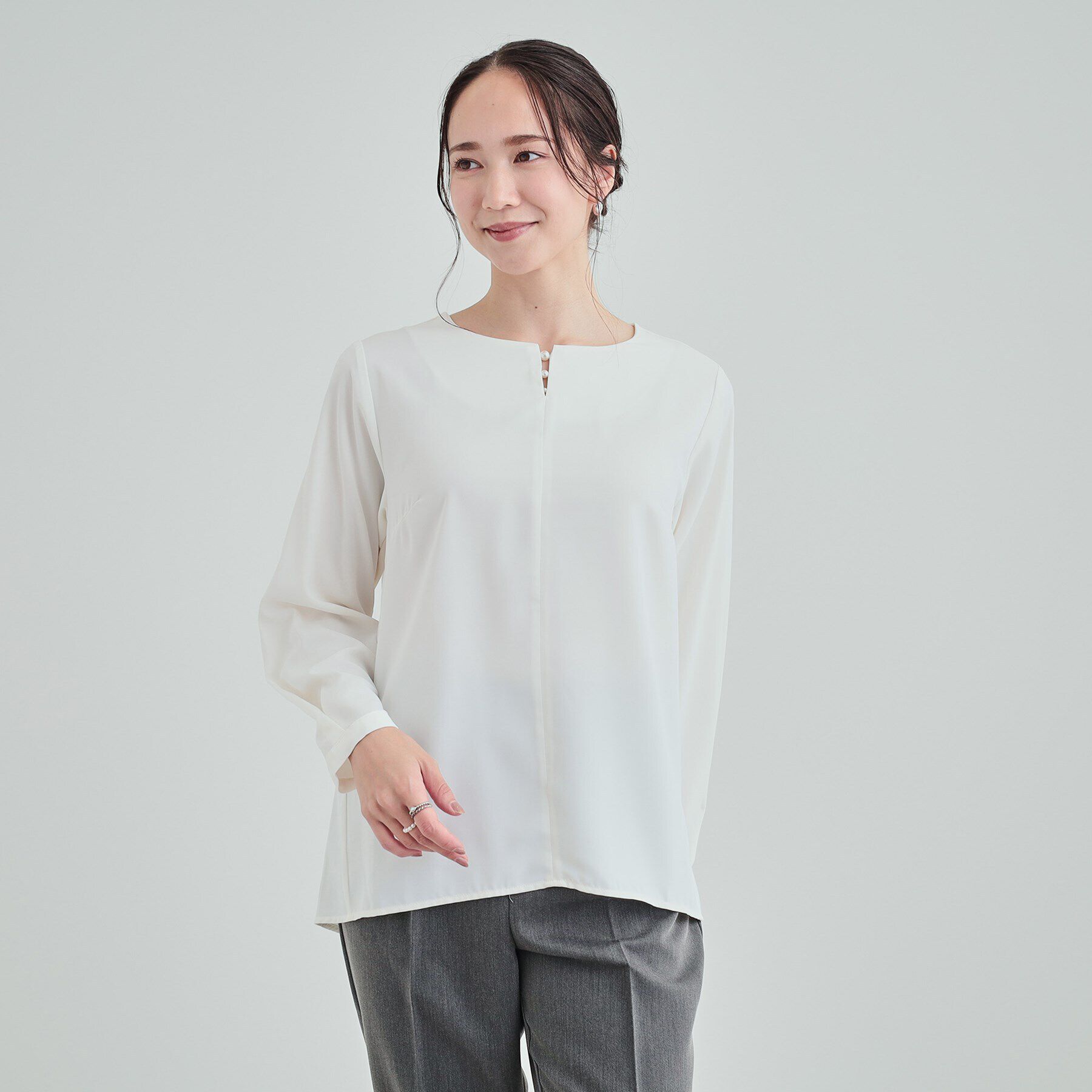 SHOO･LA･RUE「【通勤/セレモニー】華やかさをプラスする パール調キーネックブラウス」|シャツ・ブラウス|