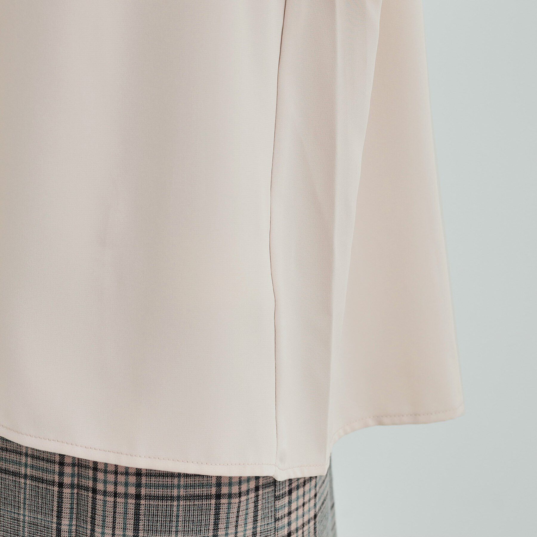 SHOO･LA･RUE「【通勤/セレモニー】華やかさをプラスする パール調キーネックブラウス」|シャツ・ブラウス|