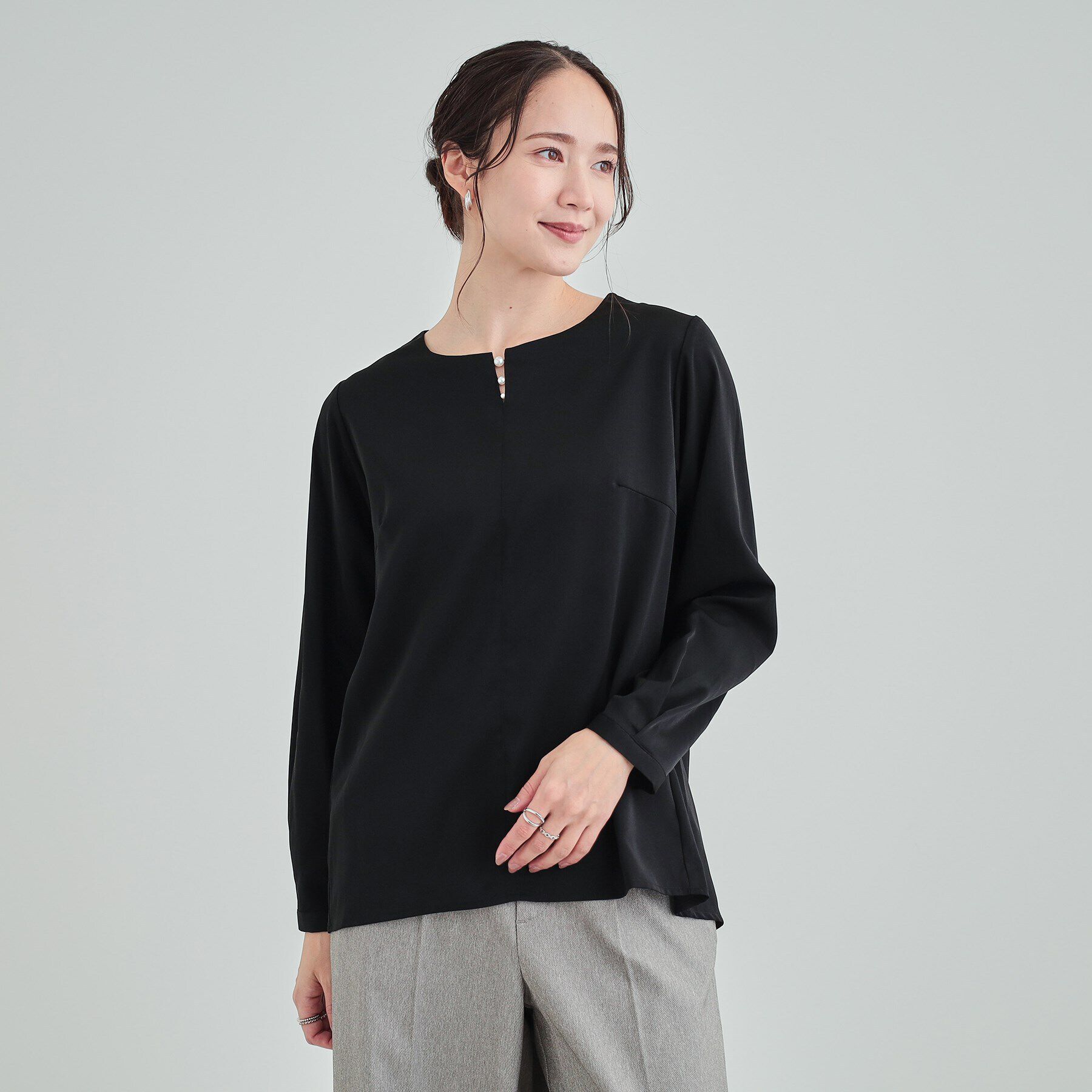 SHOO･LA･RUE「【通勤/セレモニー】華やかさをプラスする パール調キーネックブラウス」|シャツ・ブラウス|