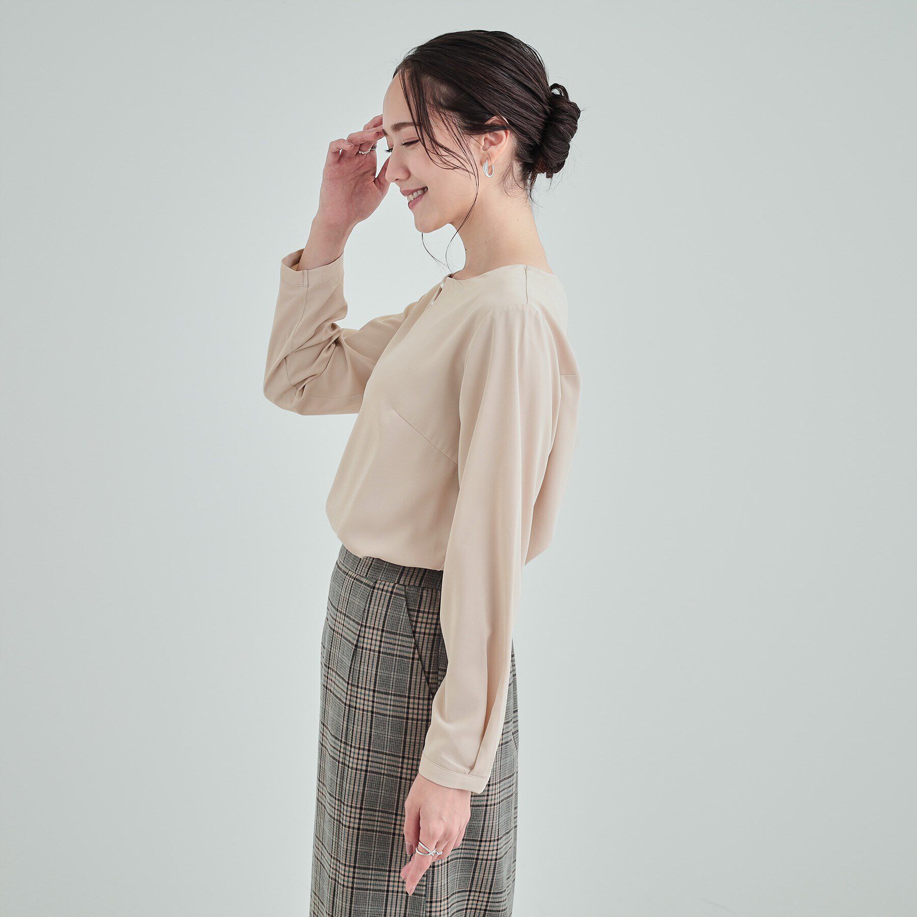 SHOO･LA･RUE「【通勤/セレモニー】華やかさをプラスする パール調キーネックブラウス」|シャツ・ブラウス|