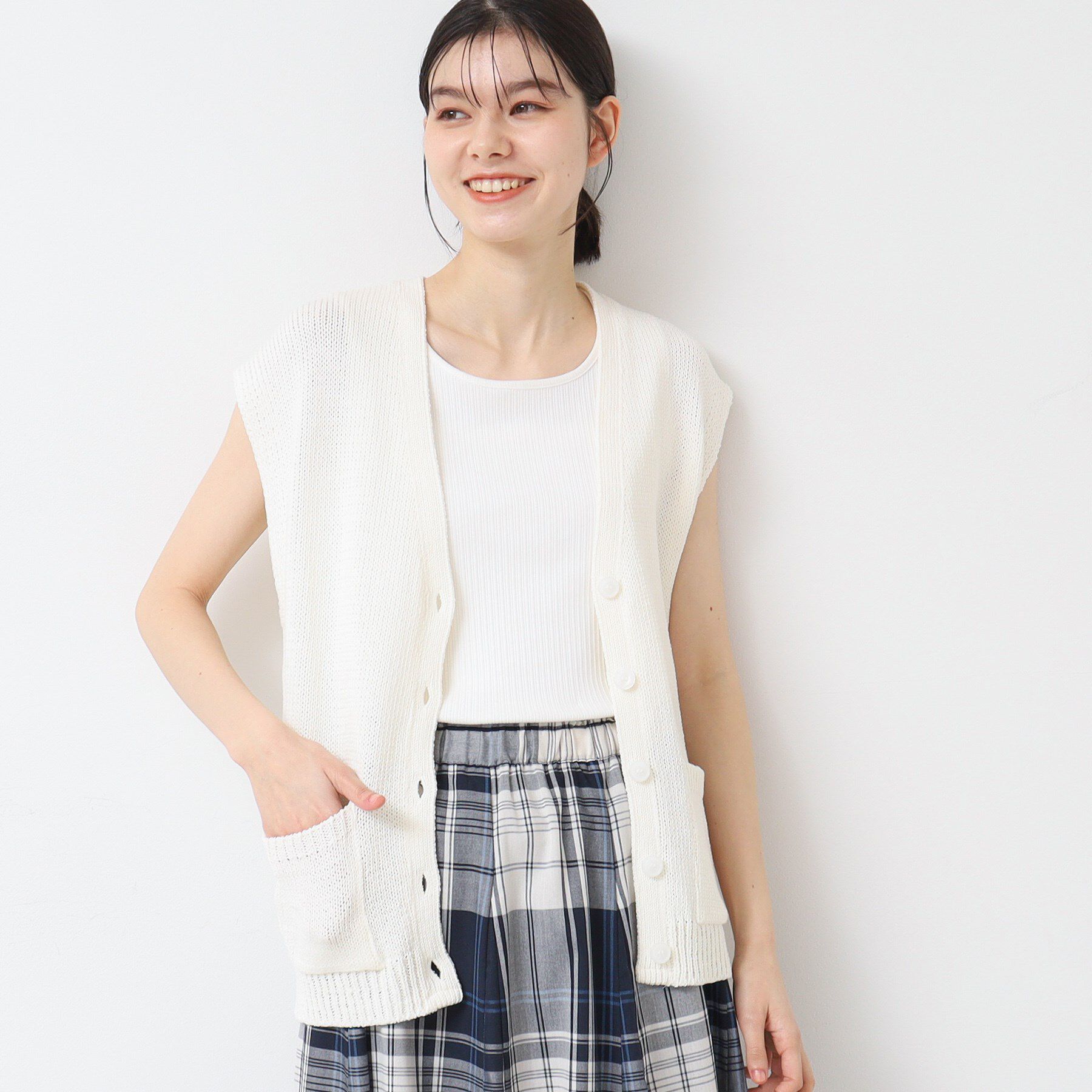 Dessin「【日本製】ボタン付きニットベスト」|ベスト・ジレ|ホワイト(002)