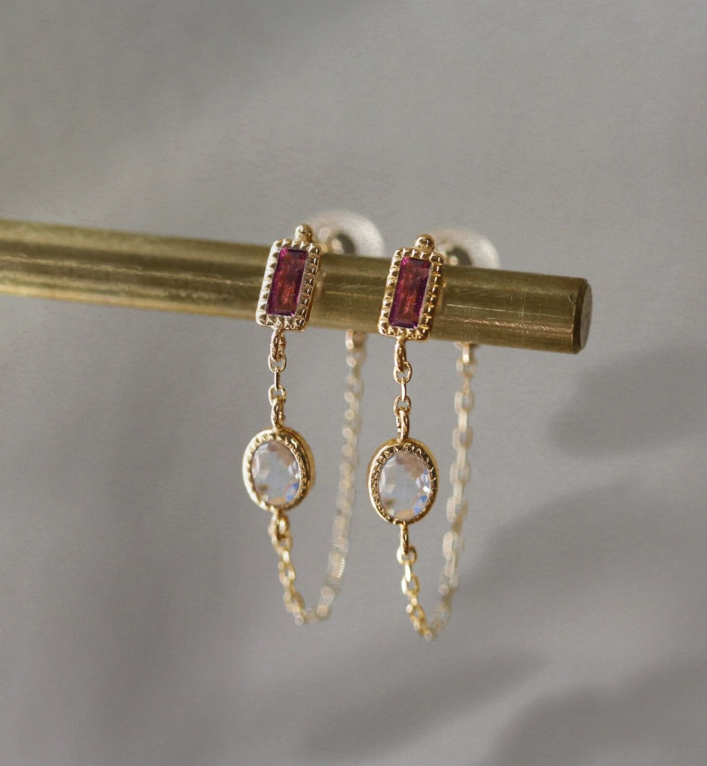  「ロードライトガーネット / ロイヤルブルームーンストーン チェーンフープ ピアス | K10YG」|ピアス|K10 イエローゴールド