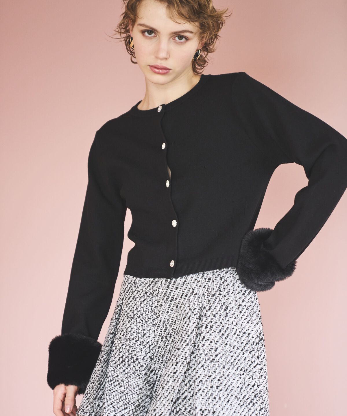 アンドクチュール「袖ファー付きビジューカーディガン」|カーディガン|