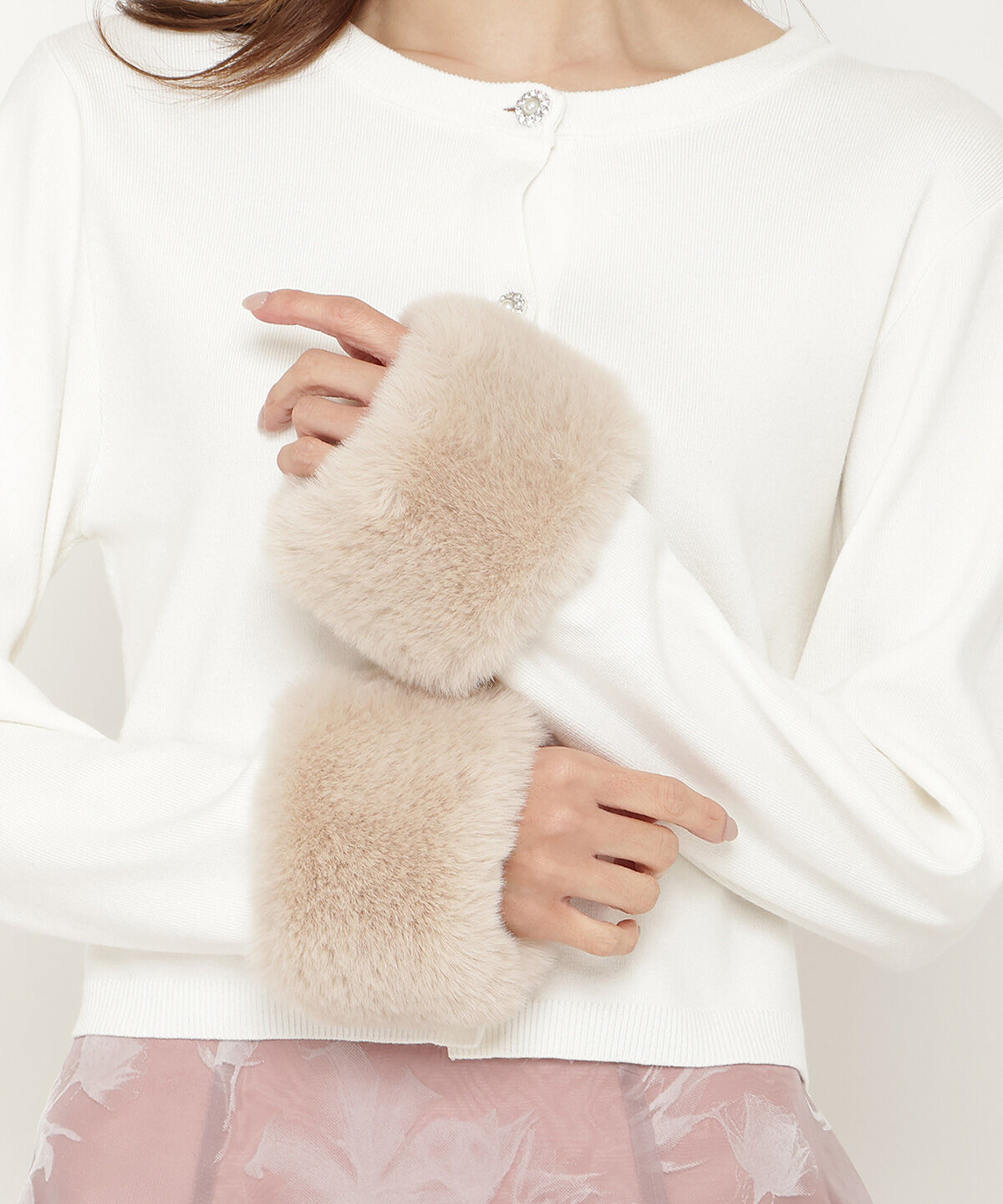 アンドクチュール「袖ファー付きビジューカーディガン」|カーディガン|