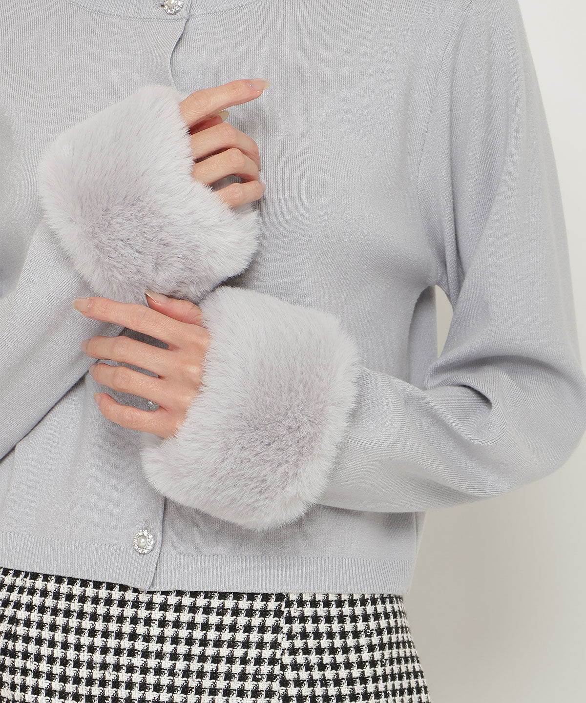 アンドクチュール「袖ファー付きビジューカーディガン」|カーディガン|