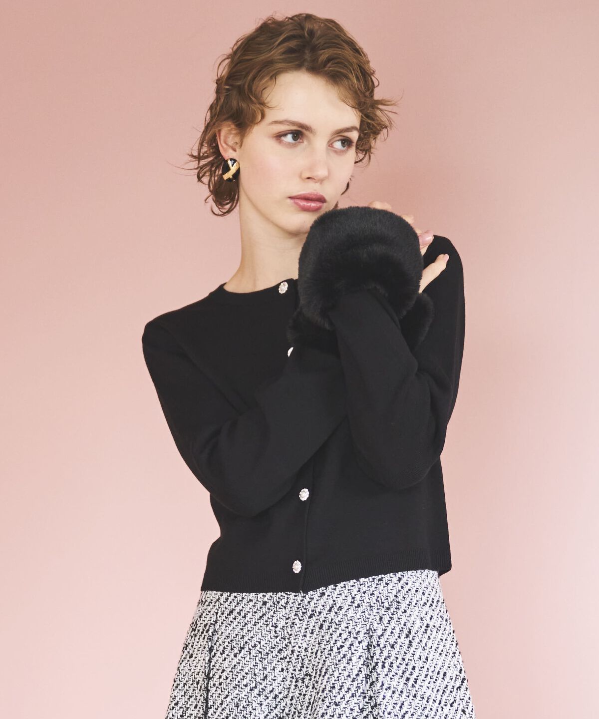 アンドクチュール「袖ファー付きビジューカーディガン」|カーディガン|ブラック