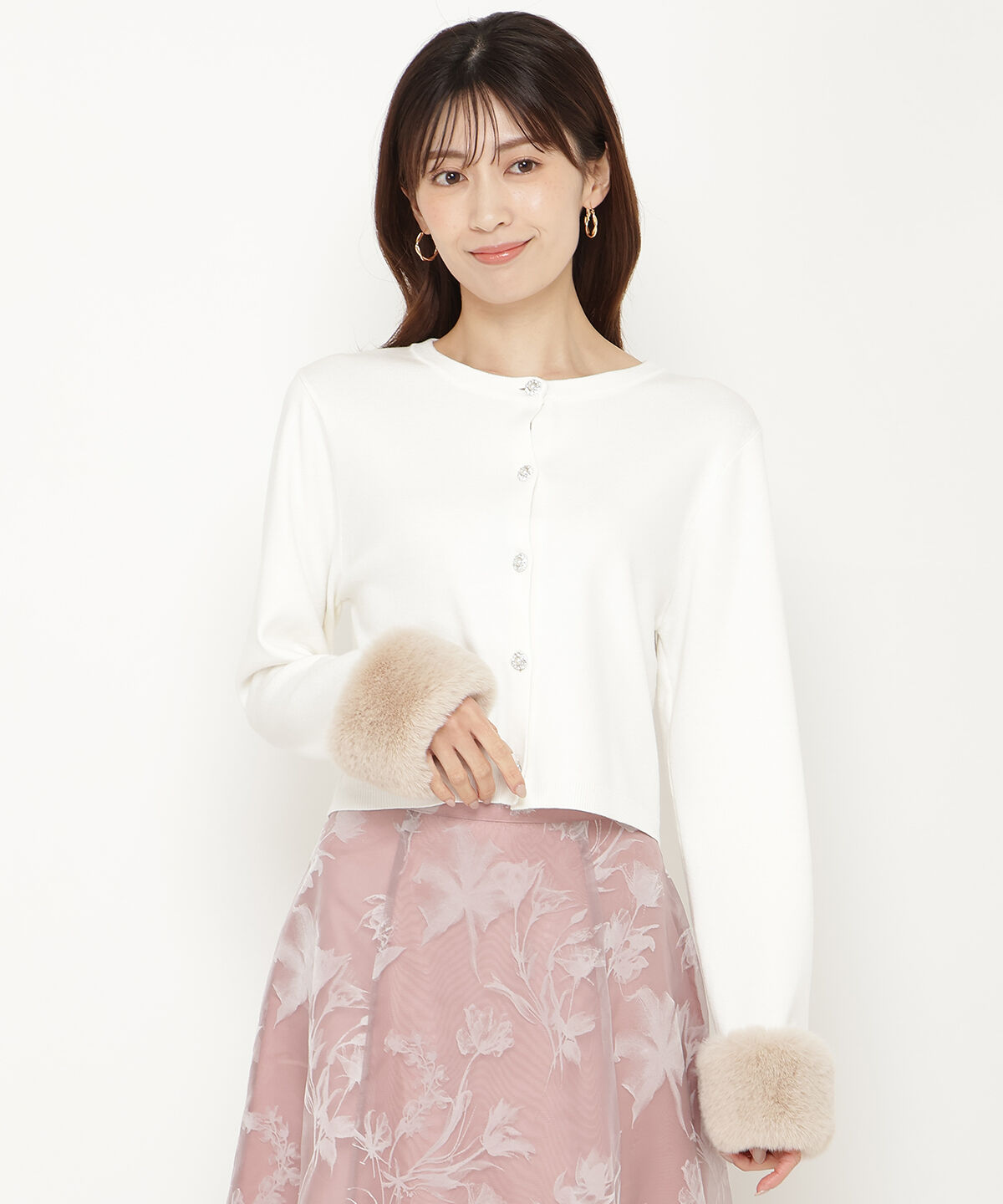 アンドクチュール「袖ファー付きビジューカーディガン」|カーディガン|