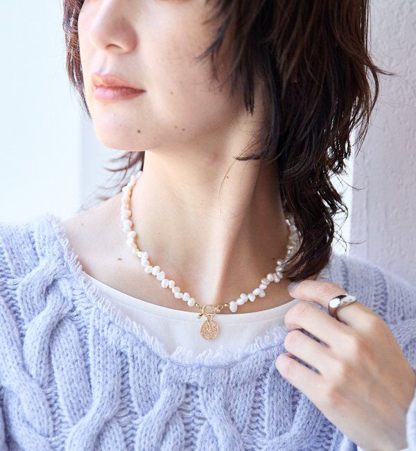  「【華やかな印象に】プレート付きパールショートネックレス」|ブローチ・コサージュ|