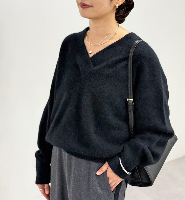  「【華やかな印象に】ヘアリーヤーン深Vネックニット」|ニット・セーター|