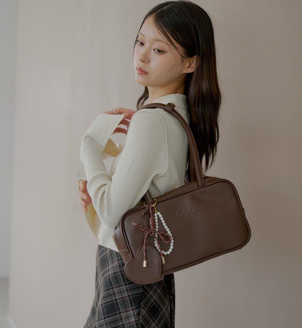  「【2サイズ展開】チャーム付きスクエアボストンバッグ【タブレット端末収納可能】」|ボストンバッグ|