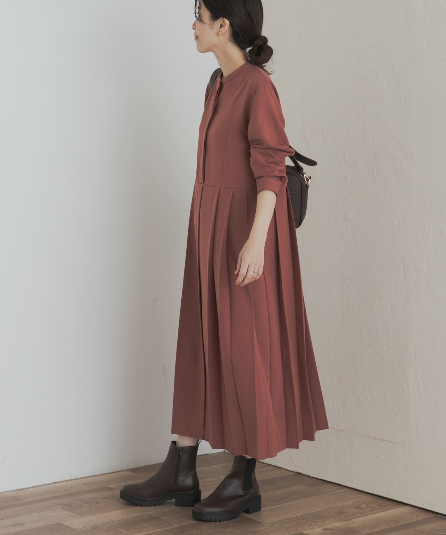 URBAN RESEARCH DOORS「『一部WEB限定カラー』『UR TECH SMOOTHLUXE』サイドプリーツ切替ワンピース」|ワンピース|ピンク