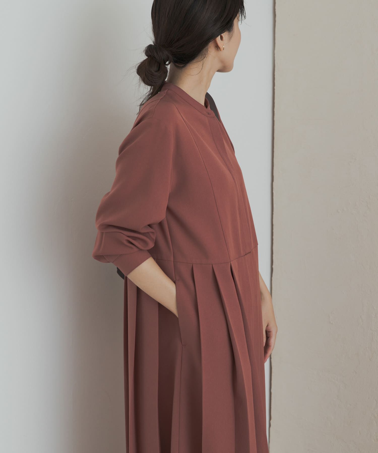 URBAN RESEARCH DOORS「『一部WEB限定カラー』『UR TECH SMOOTHLUXE』サイドプリーツ切替ワンピース」|ワンピース|