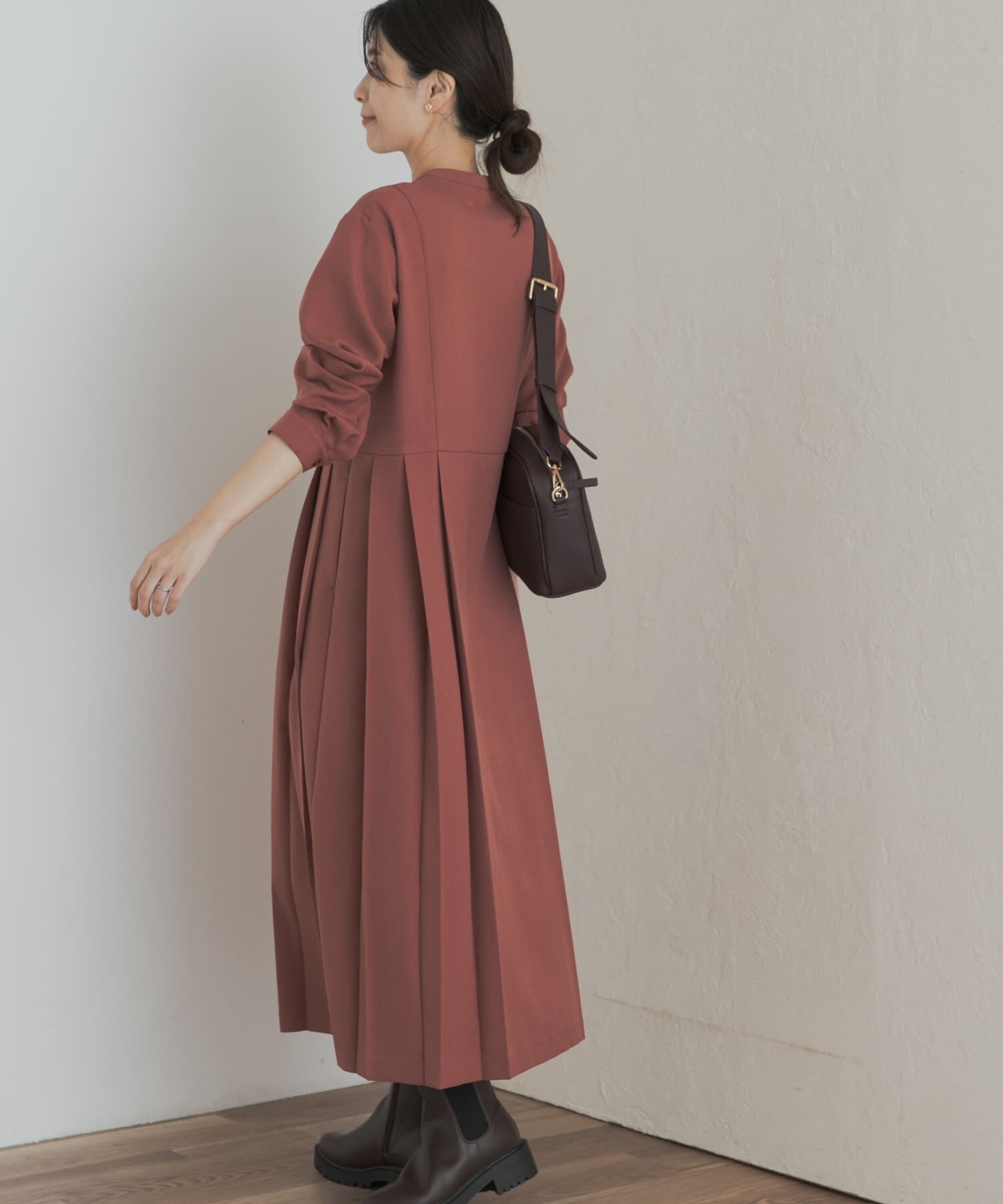 URBAN RESEARCH DOORS「『一部WEB限定カラー』『UR TECH SMOOTHLUXE』サイドプリーツ切替ワンピース」|ワンピース|