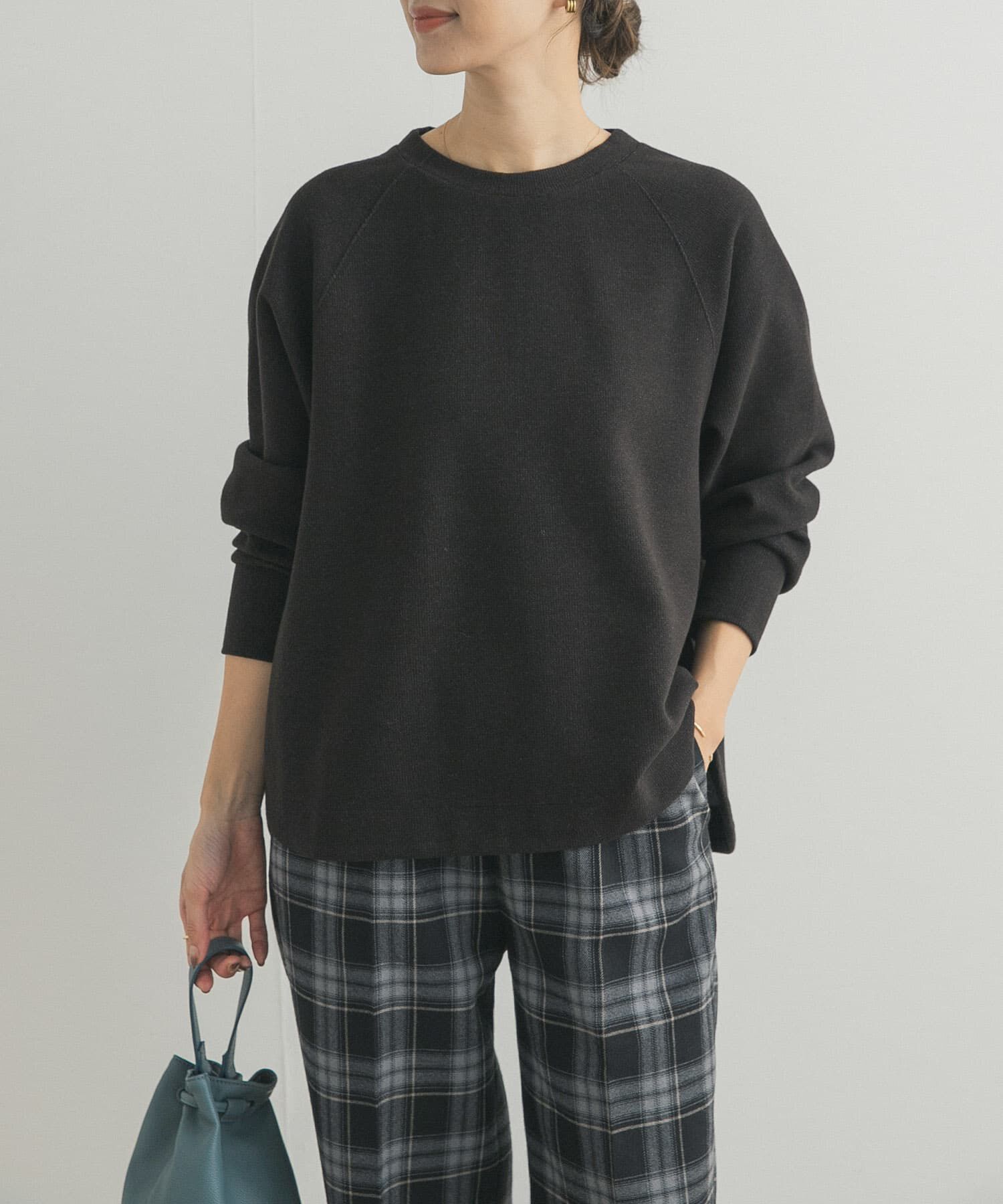 URBAN RESEARCH DOORS「『WEB/一部店舗限定カラー』ラグランフレアプルオーバー」|Tシャツ・カットソー|チャコールグレー