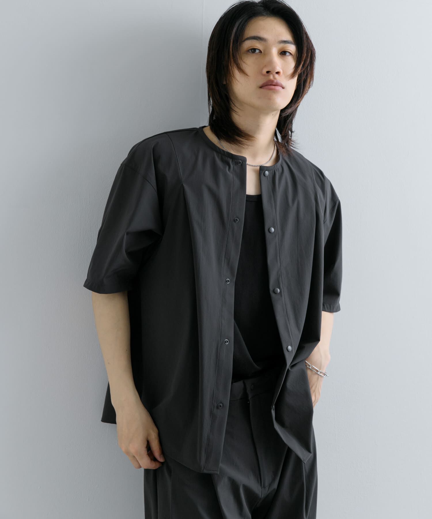 SENSE OF PLACE by URBAN RESEARCH「Uiscel　4WAYストレッチタックノーカラーシャツ5分袖」|シャツ・ブラウス|チャコールグレー