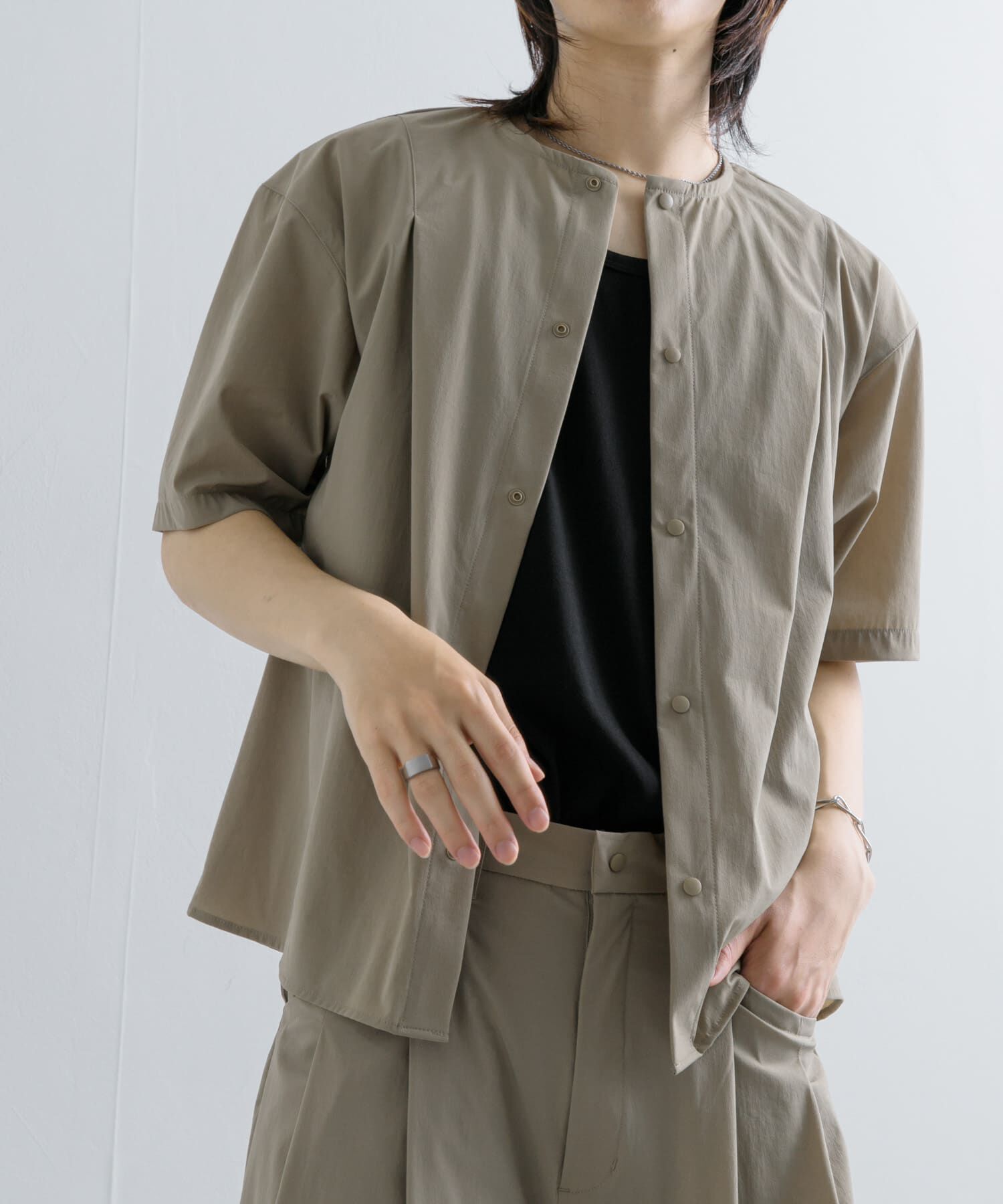 SENSE OF PLACE by URBAN RESEARCH「Uiscel　4WAYストレッチタックノーカラーシャツ5分袖」|シャツ・ブラウス|ベージュ