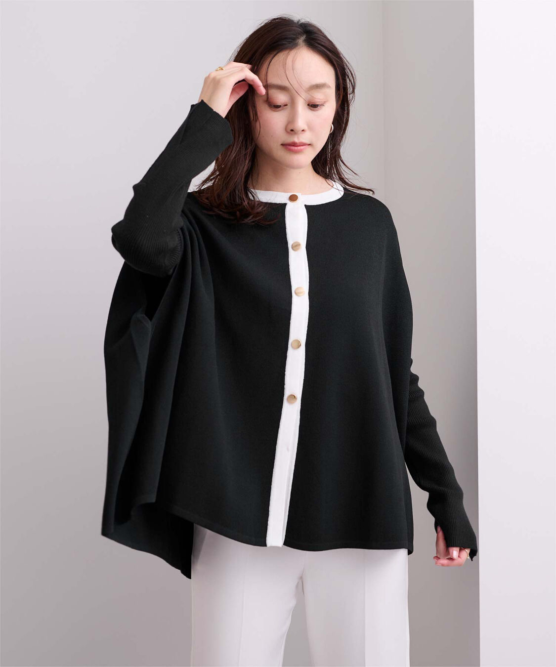 ur's「ゴールド釦ケープニットカーディガン」|カーディガン|ブラック/ホワイト