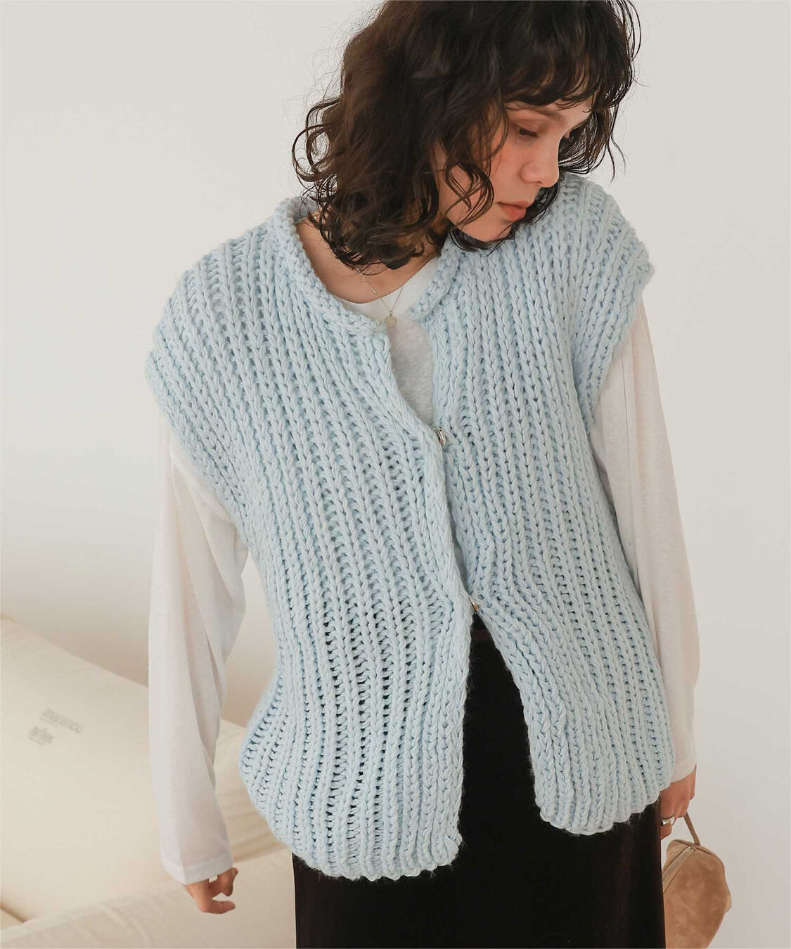titivate「ハンドライクローゲージニットベスト」|ニット・セーター|ライトブルー