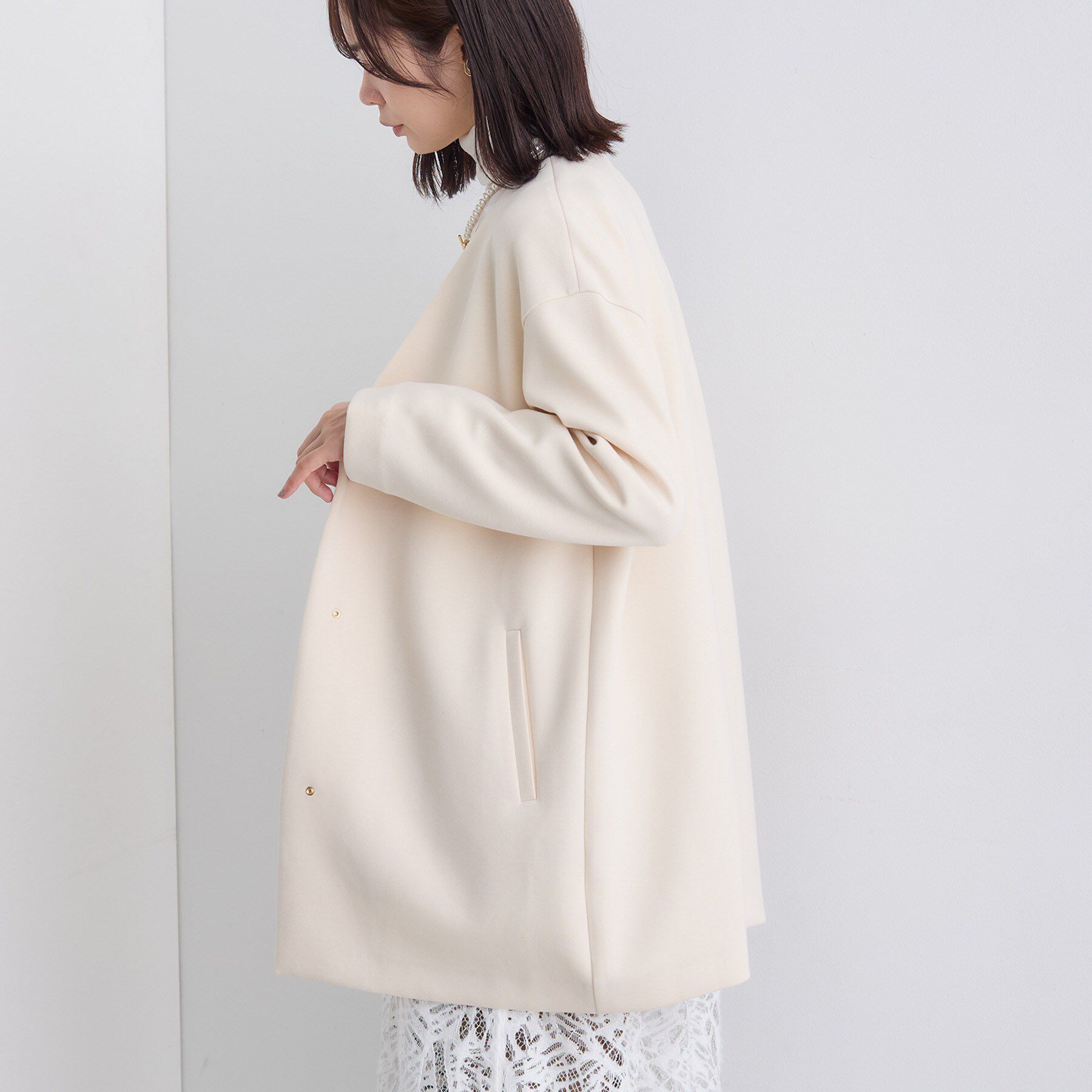 INDIVI「【秋／軽羽織り】ノーカラーミドル丈ライトコート」|ノーカラージャケット|