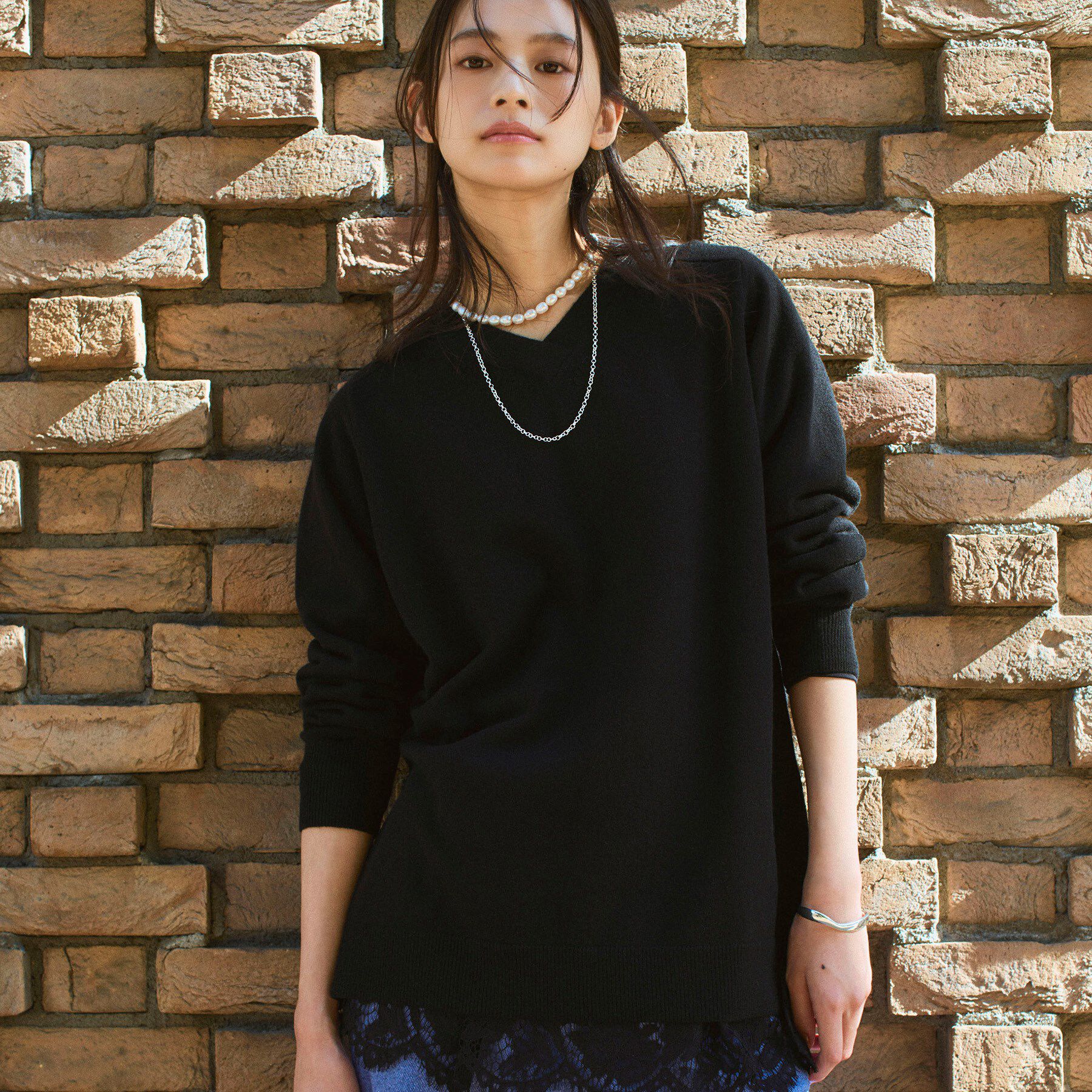 INDIVI「【洗える／チュニック丈／カシミヤ混】スリットデザインVネックニット」|ニット・セーター|ブラック(019)