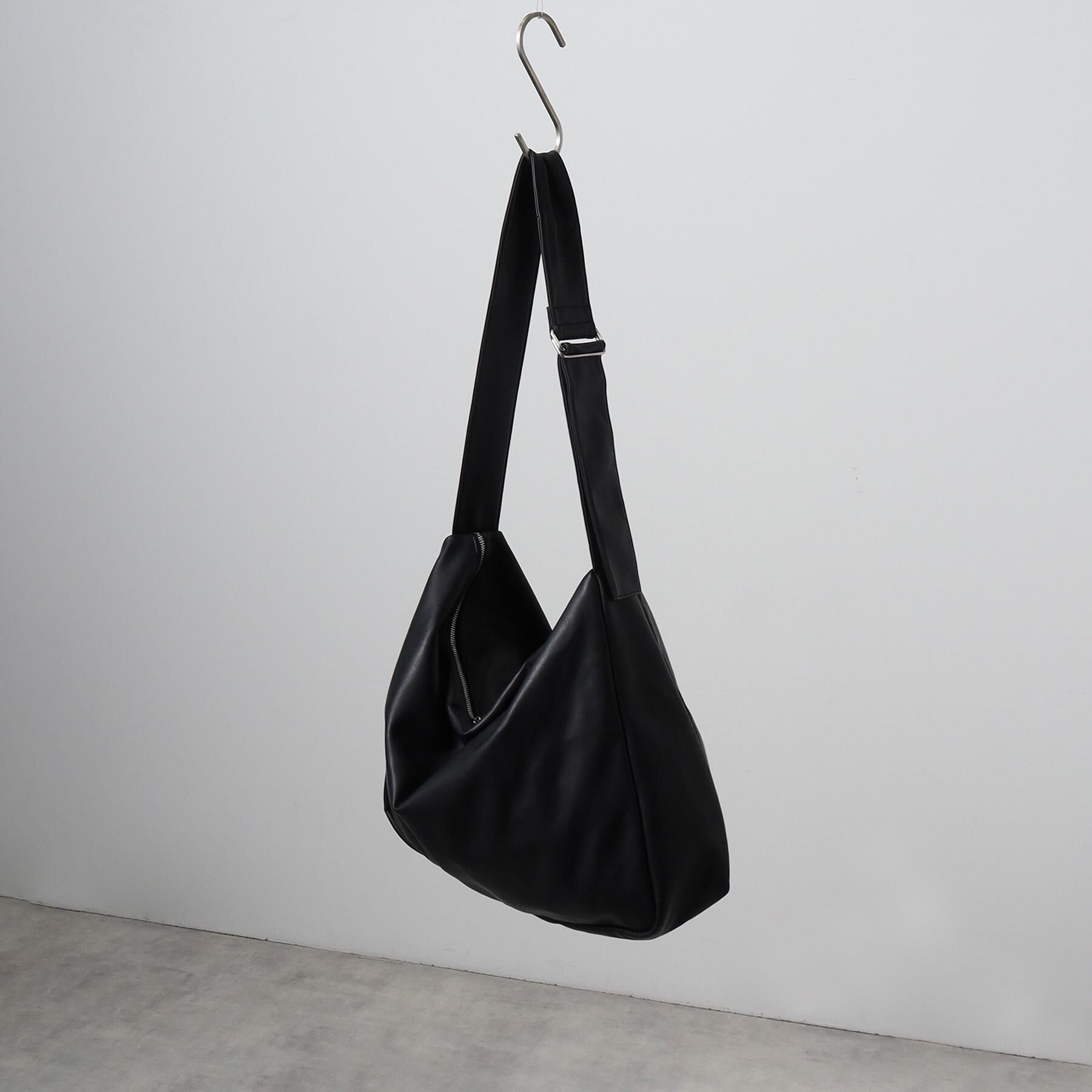 tk.TAKEO KIKUCHI「ルーズビッグショルダーバッグ／たすき掛け／ビッグ／A3サイズ収納可能」|ショルダー・メッセンジャー|ブラック(019)