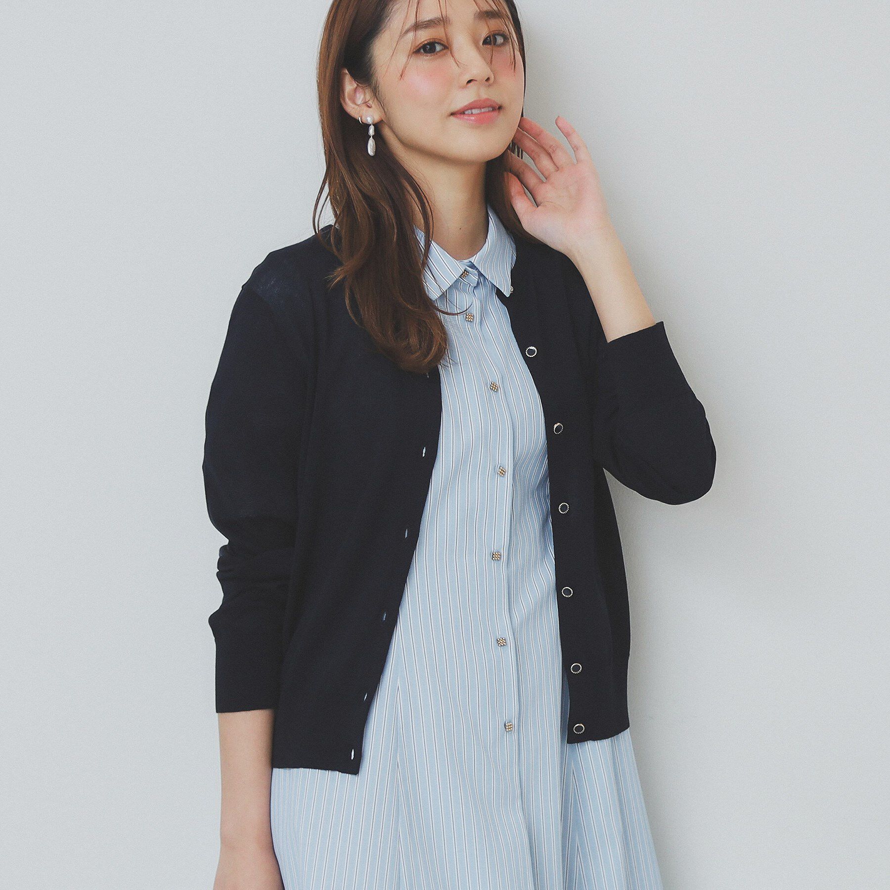 index「《7色展開/XS-LLサイズ》ビジューボタンニットカーディガン【洗濯機洗い可/抗ピル/接触冷感】」|カーディガン|ネイビー(094)