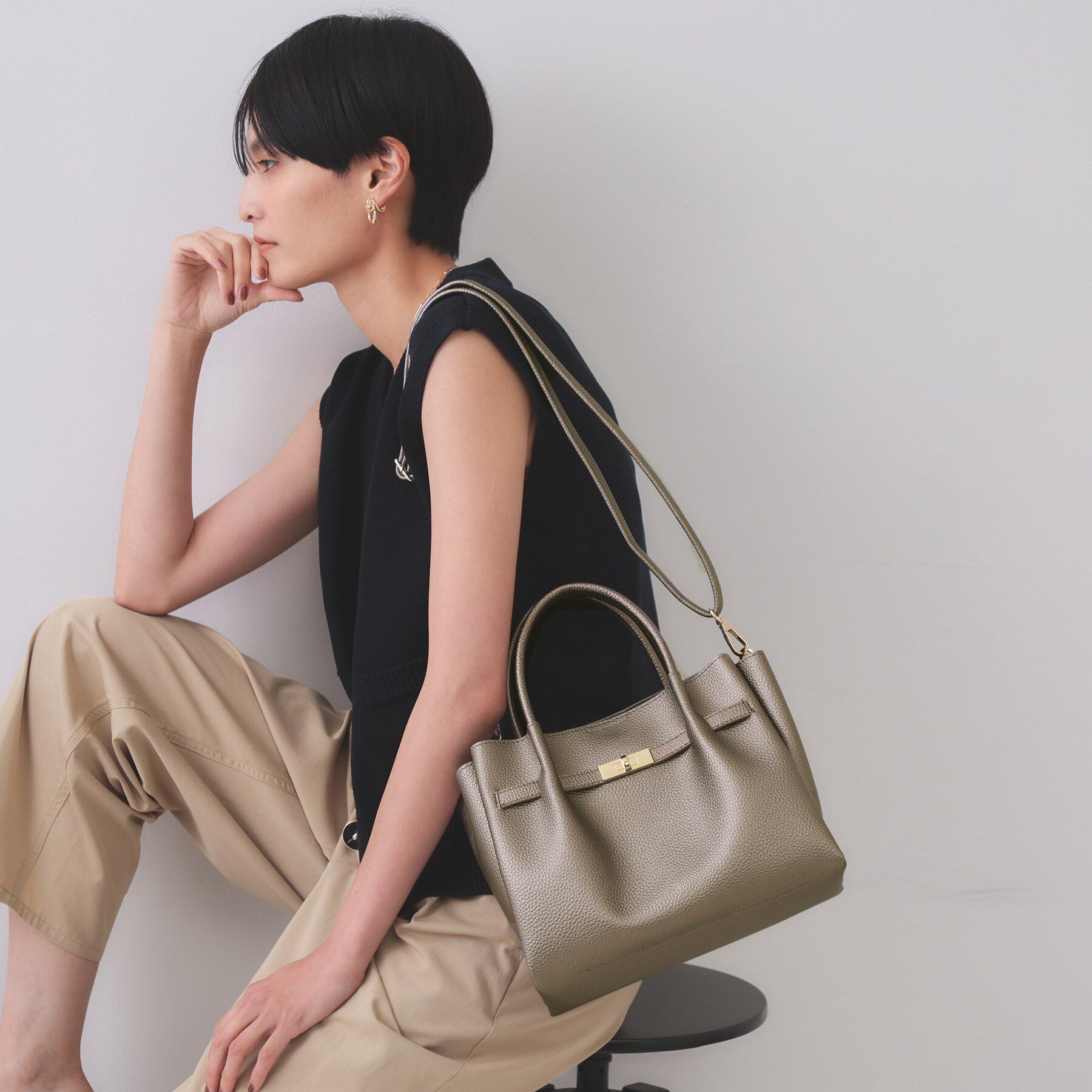 OPAQUE.CLIP「【軽量/2WAY/通勤対応】フロントベルトデザインミドルトートバッグ」|ショルダー・メッセンジャー|