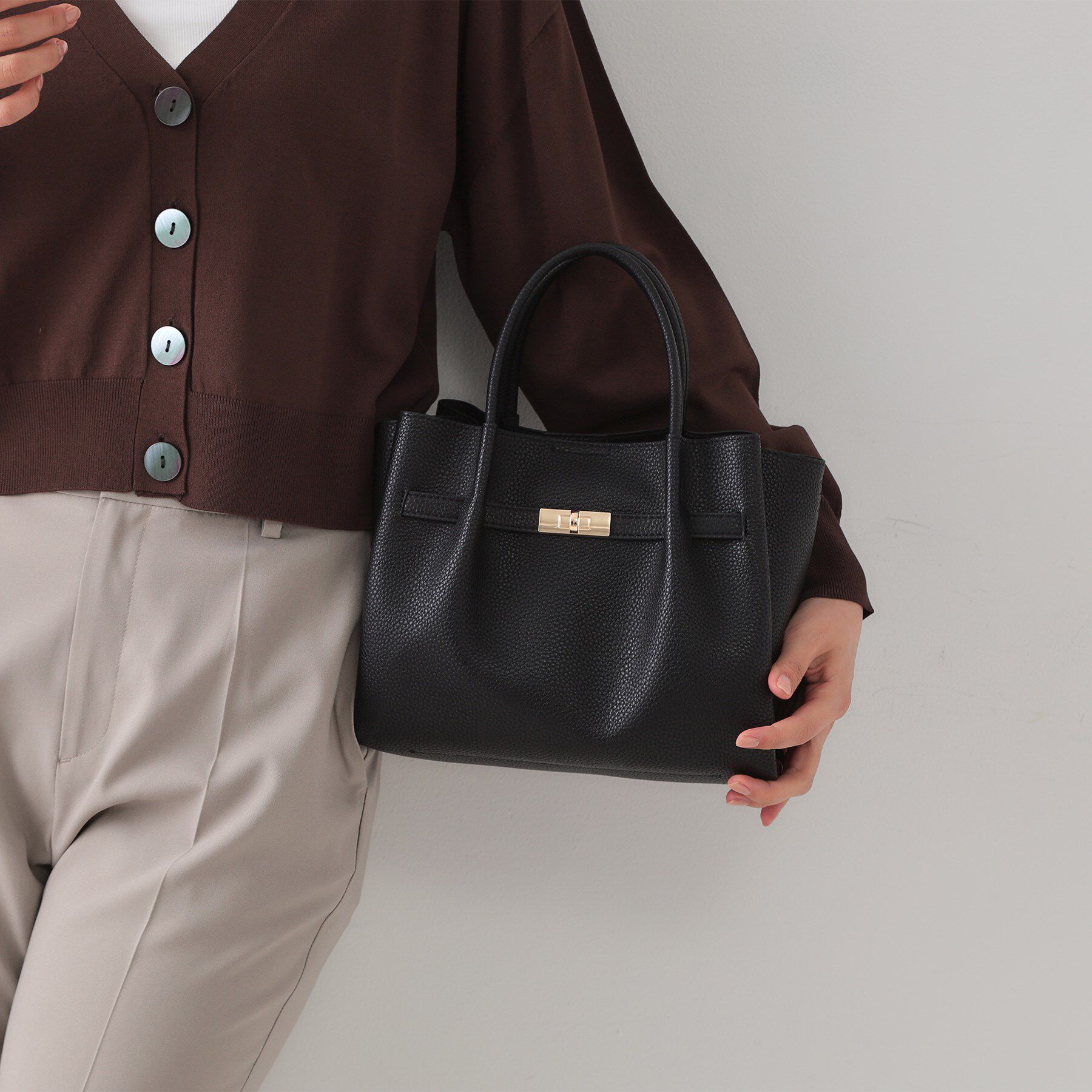 OPAQUE.CLIP「【軽量/2WAY/通勤対応】フロントベルトデザインミドルトートバッグ」|ショルダー・メッセンジャー|ブラック(019)