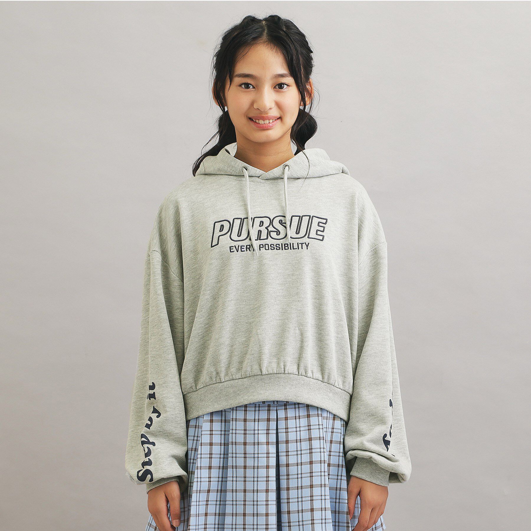 PINK-latte「袖ロゴプリント短丈パーカー」|パーカー|