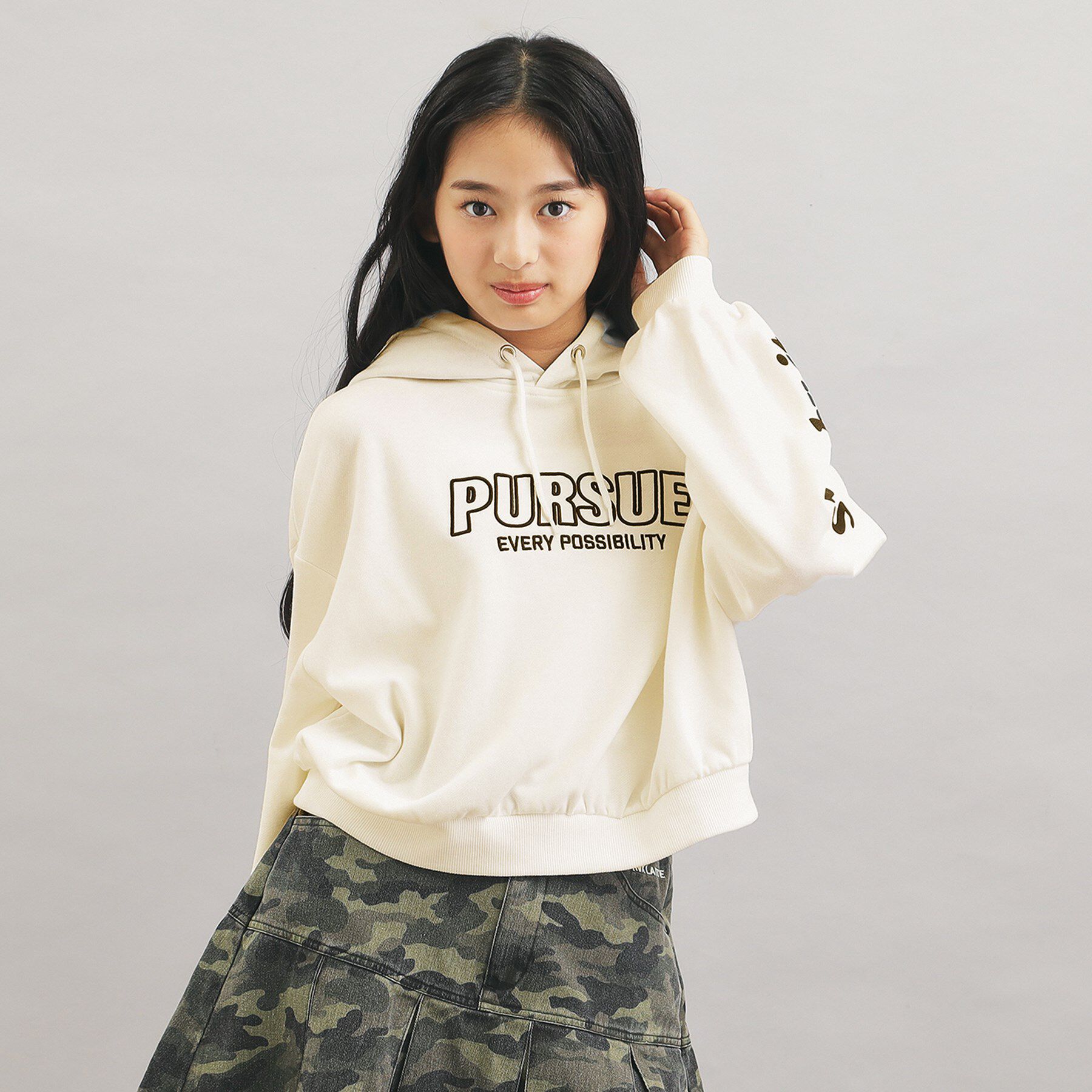 PINK-latte「袖ロゴプリント短丈パーカー」|パーカー|