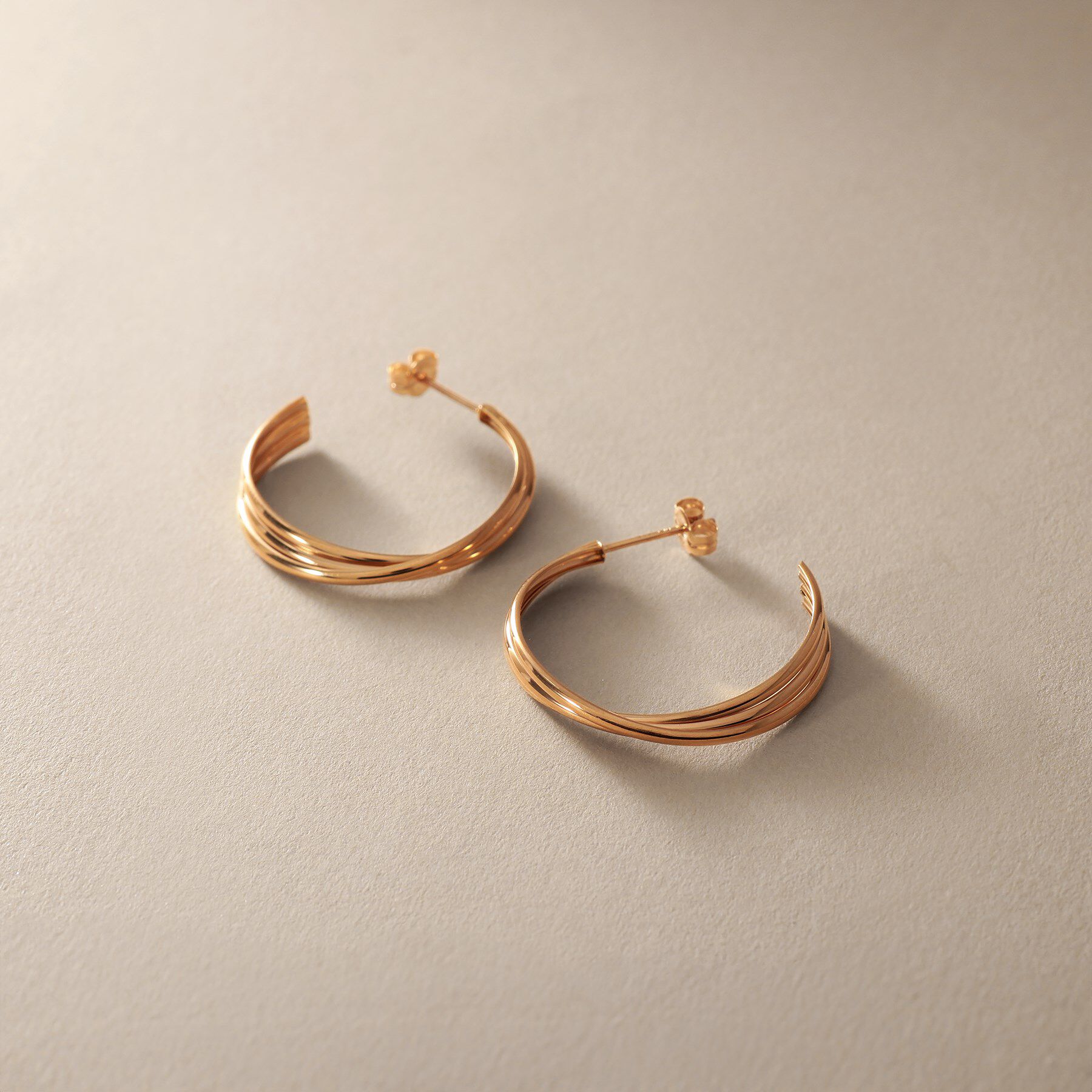 COCOSHNIK「K10甲丸トリプルツイストフープ スタッドピアス大」|ピアス|