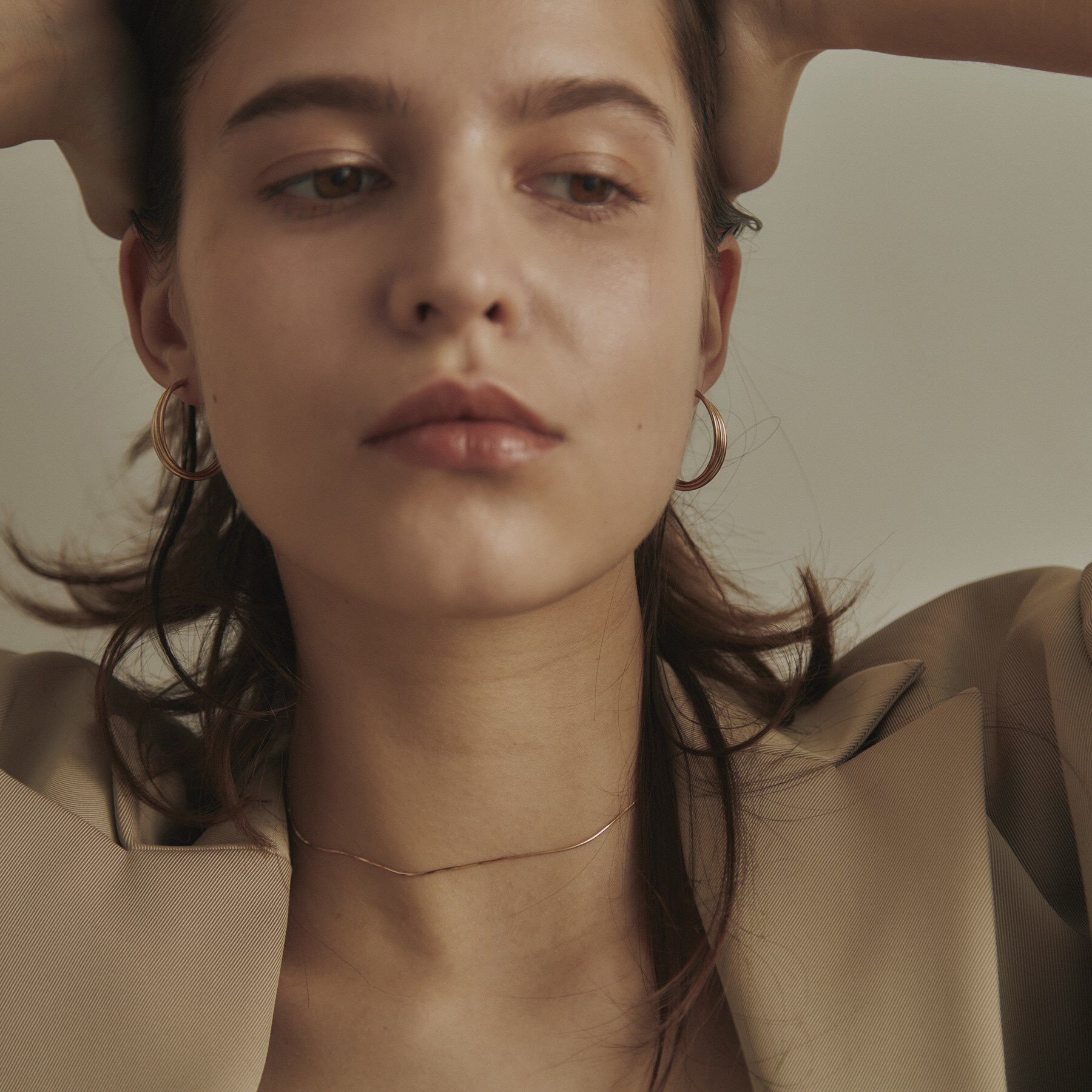 COCOSHNIK「K10甲丸トリプルツイストフープ スタッドピアス大」|ピアス|