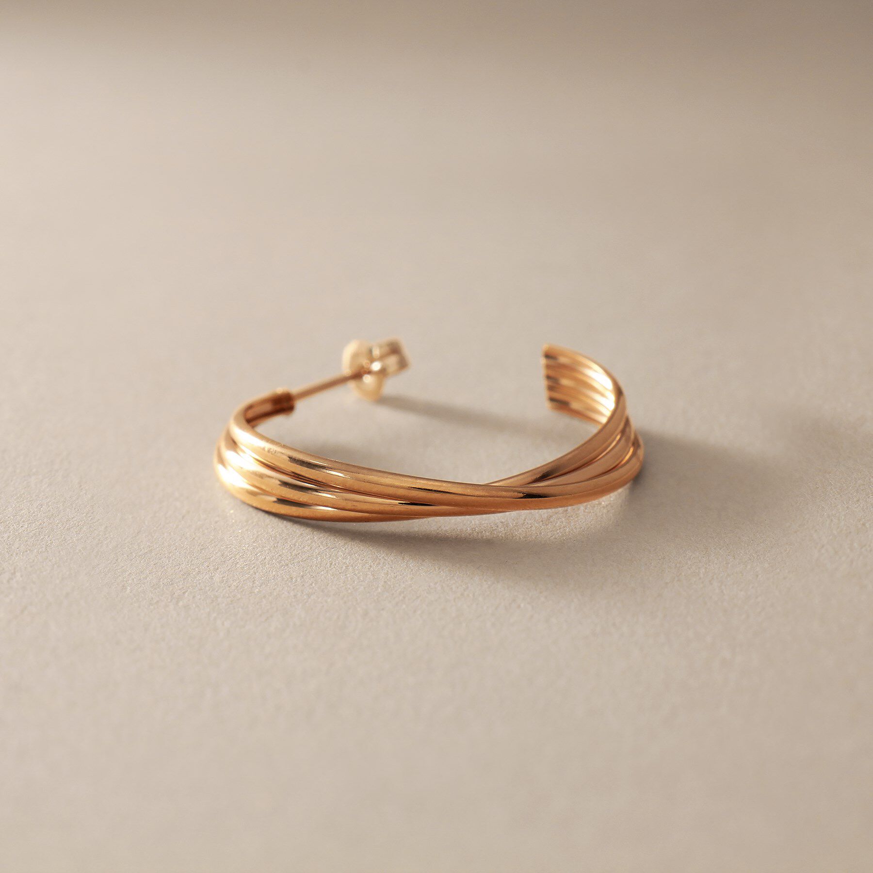 COCOSHNIK「K10甲丸トリプルツイストフープ スタッドピアス大」|ピアス|