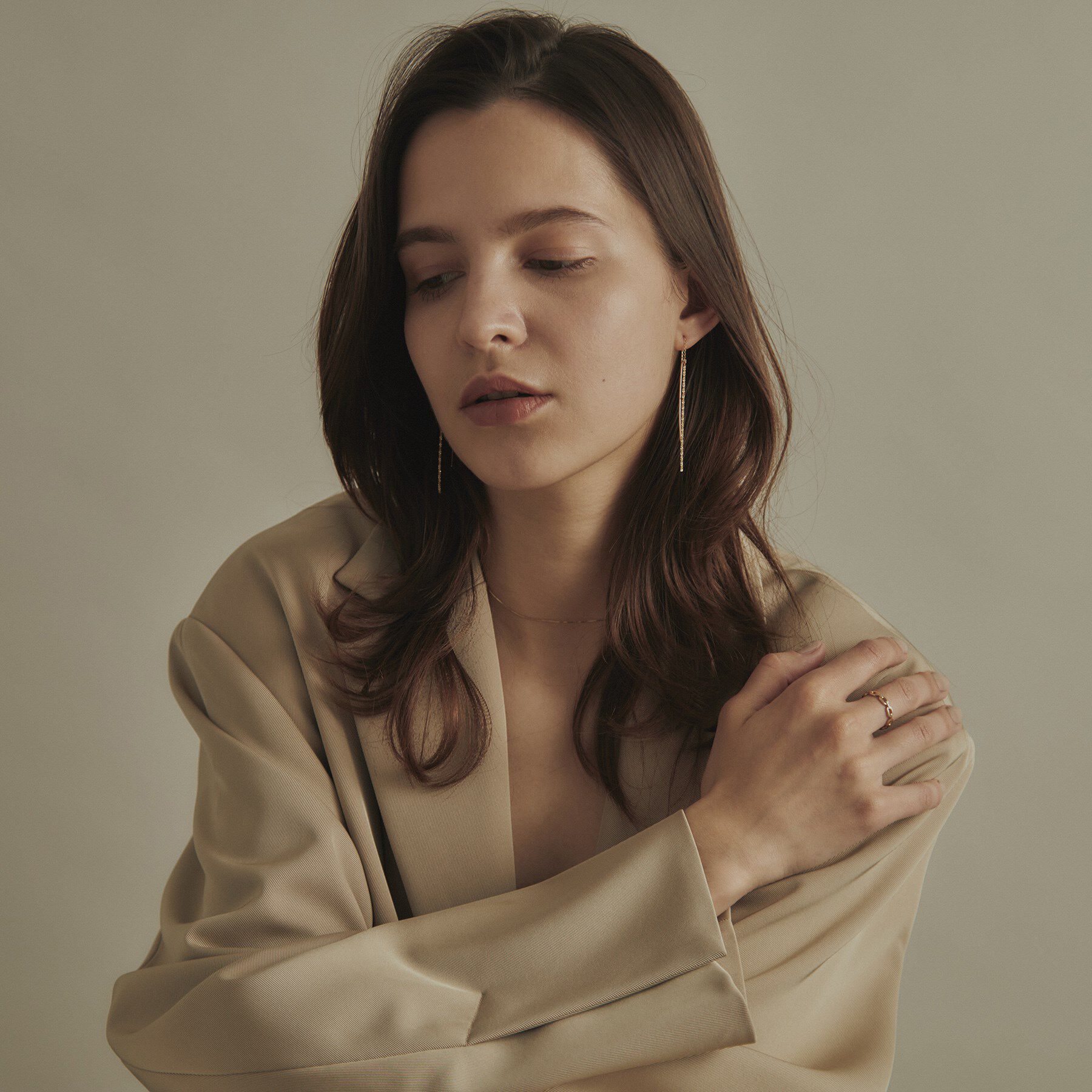 COCOSHNIK「K10クリスクロスチェーンフリンジ ピアス」|ピアス|