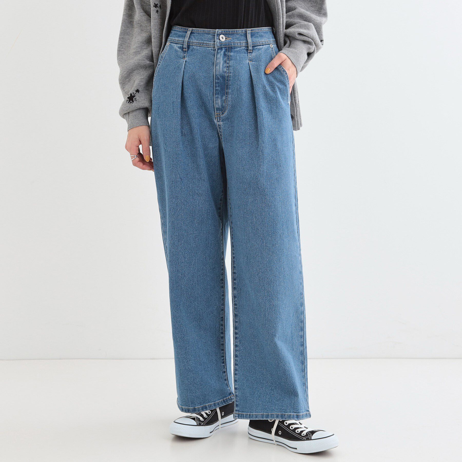 SHOO･LA･RUE「後ろウエストゴムが楽 大人のタックワイド デニムパンツ」|デニム|ブルー(091)