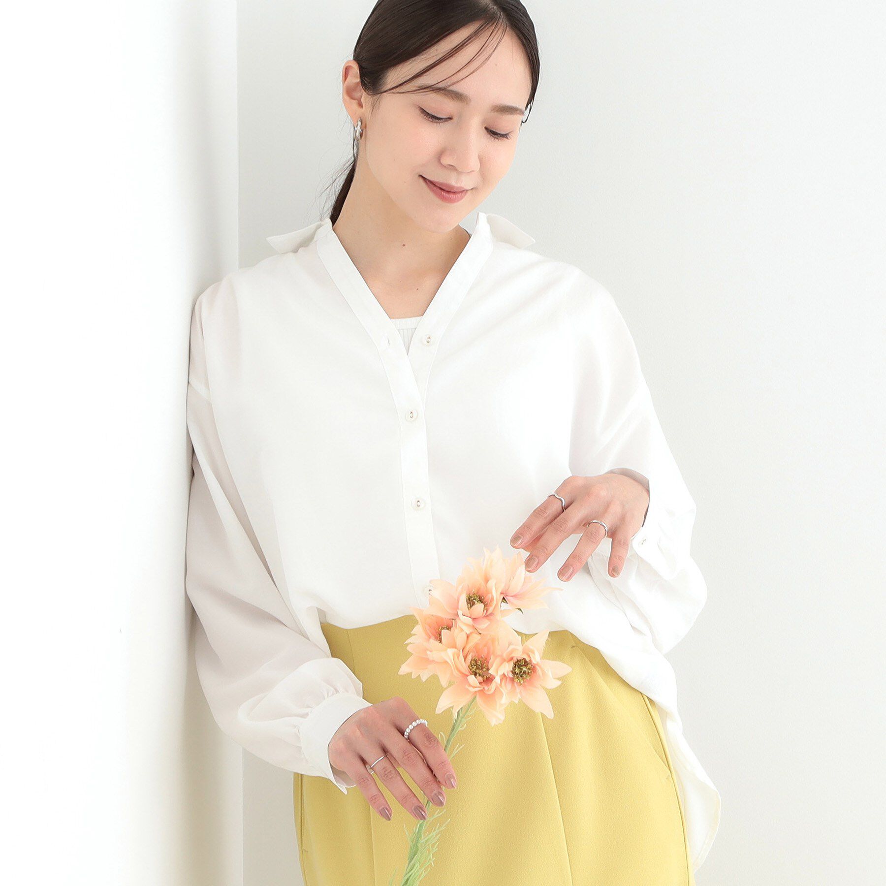 SHOO･LA･RUE「【S-LL】後ろ姿も抜かりなく バックレースアップシャツ」|シャツ・ブラウス|オフホワイト(003