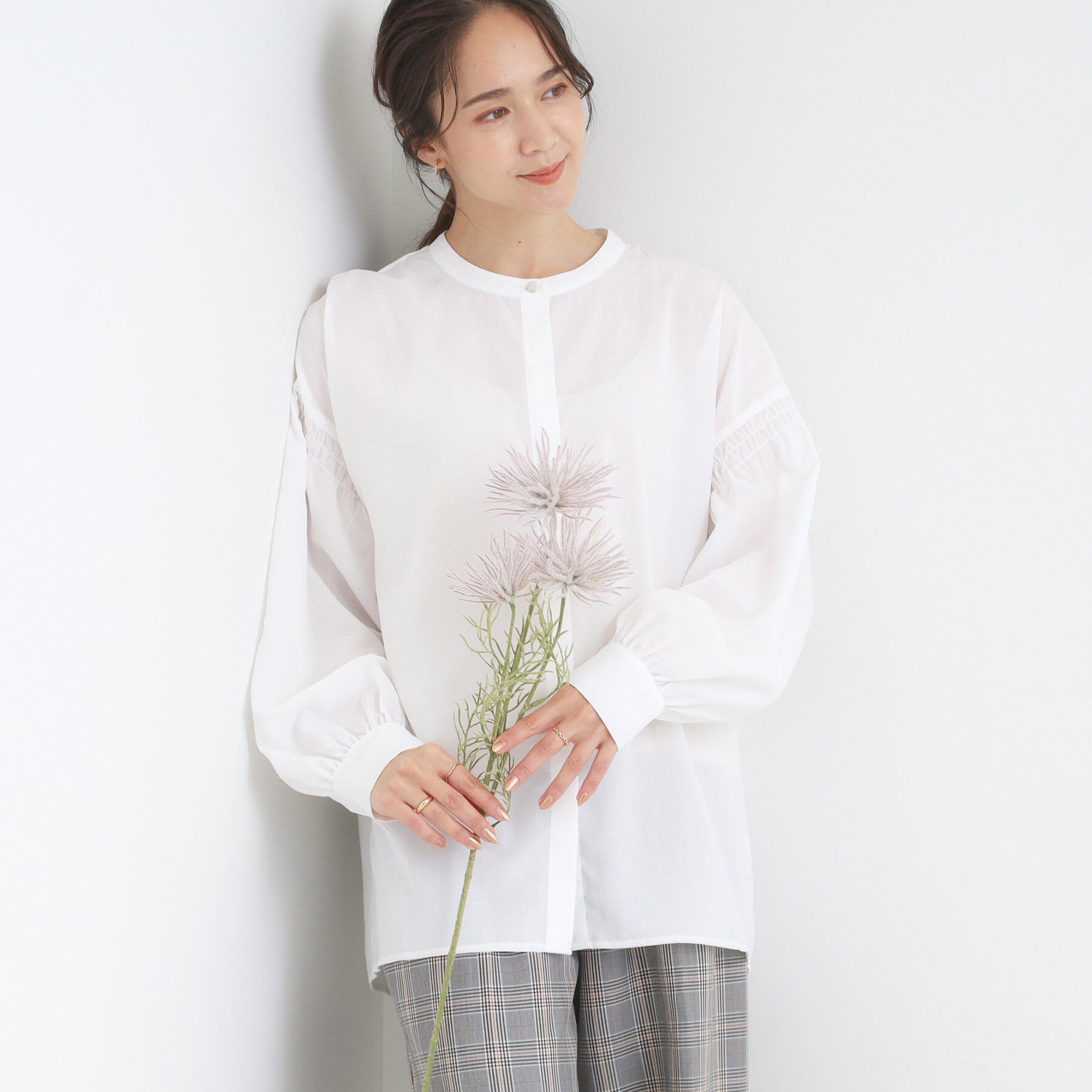 SHOO･LA･RUE「【洗濯後シワになりにくい/吸水速乾/UVカット】お袖シャーリングシャツ」|シャツ・ブラウス|オフホワイト(003