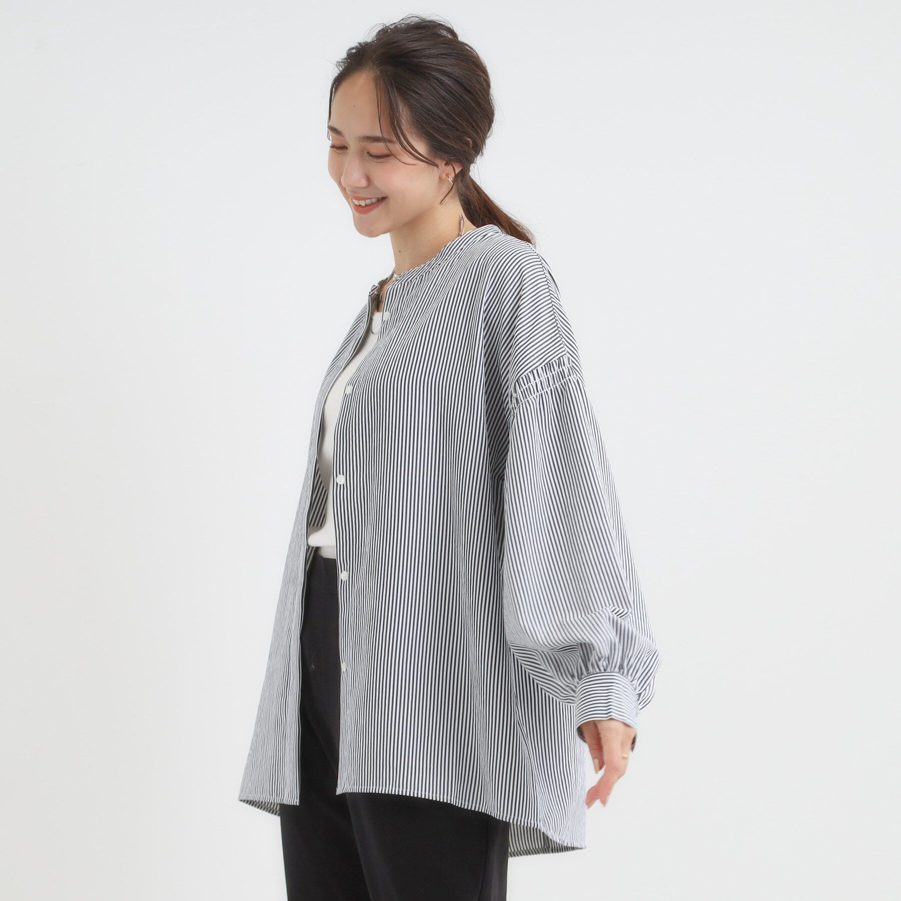 SHOO･LA･RUE「【洗濯後シワになりにくい/吸水速乾/UVカット】お袖シャーリングシャツ」|シャツ・ブラウス|