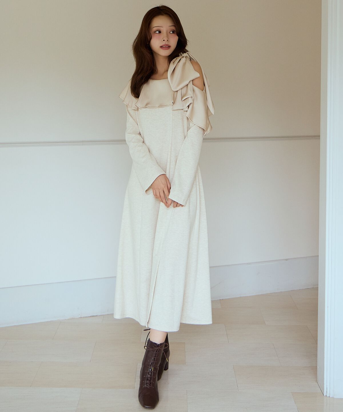 アンドクチュール「ショルダーリボンカットソーワンピース」|ワンピース|ベージュ