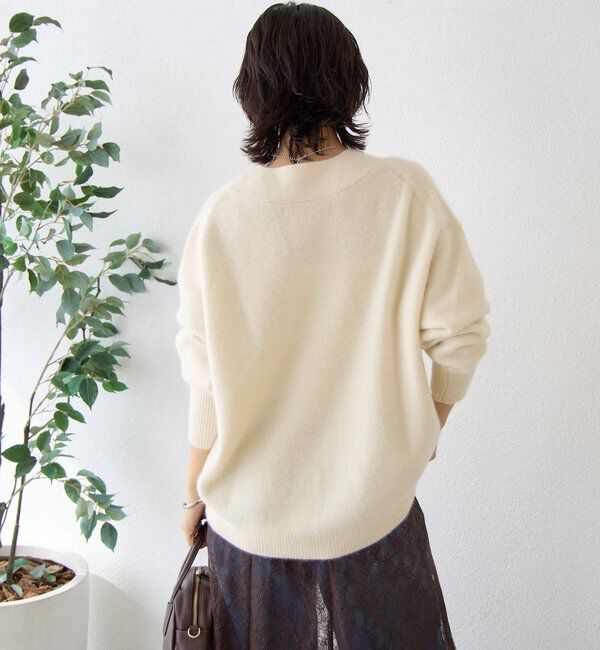  「【華やかな印象に】ヘアリーヤーン深Vネックニット」|ニット・セーター|