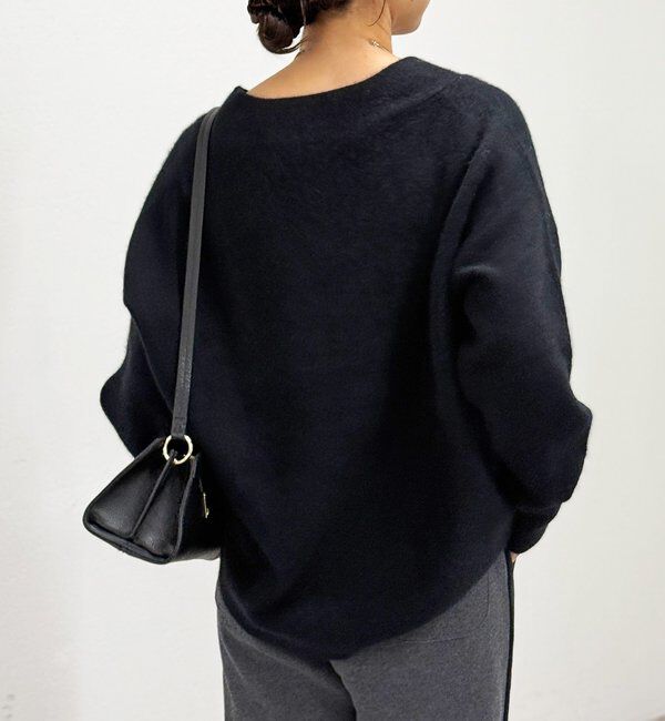  「【華やかな印象に】ヘアリーヤーン深Vネックニット」|ニット・セーター|